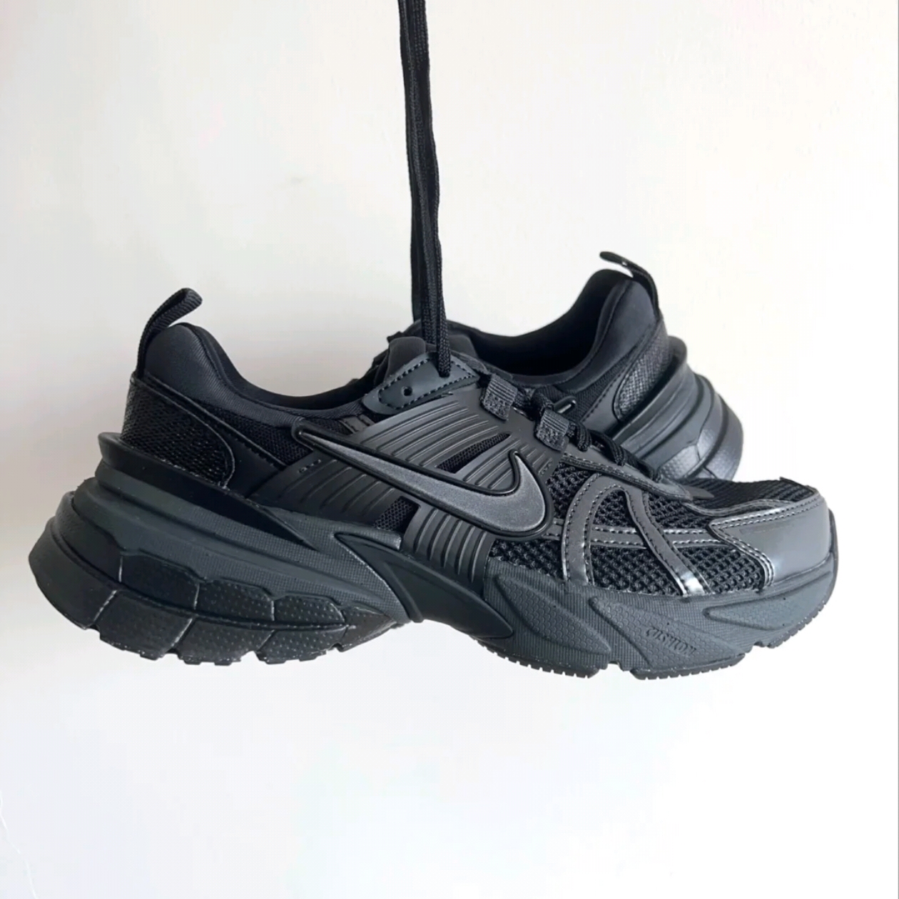 Nike V2K Run Black Anthracite 착용 스타일