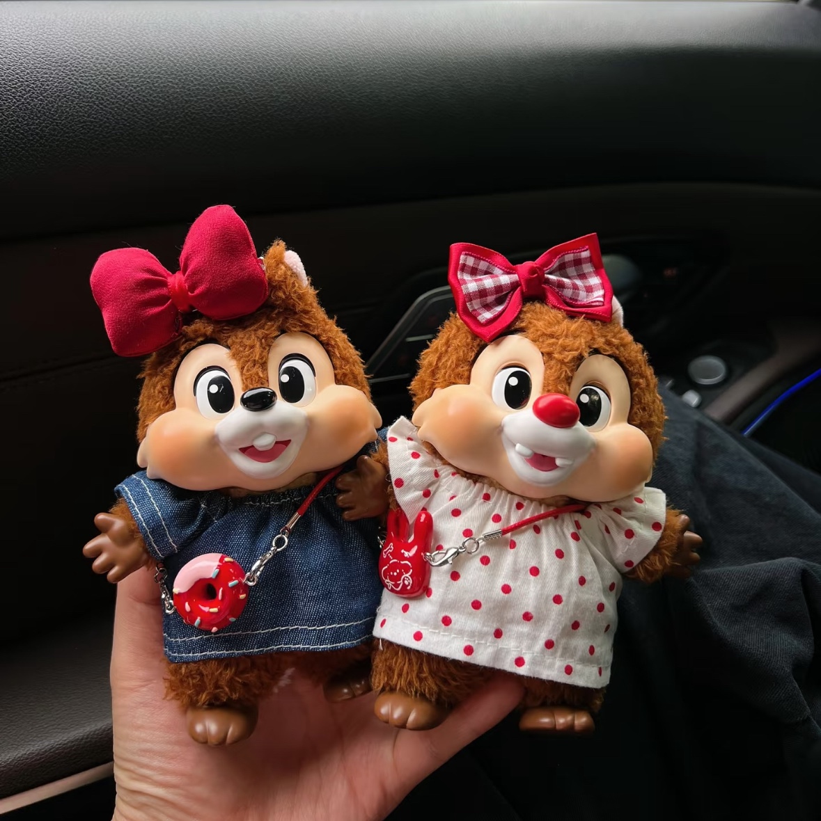 Pop Mart Mickey Family Cute Together Keychain Series Figures Sealed Case (8 Blind Boxes) 착용 스타일