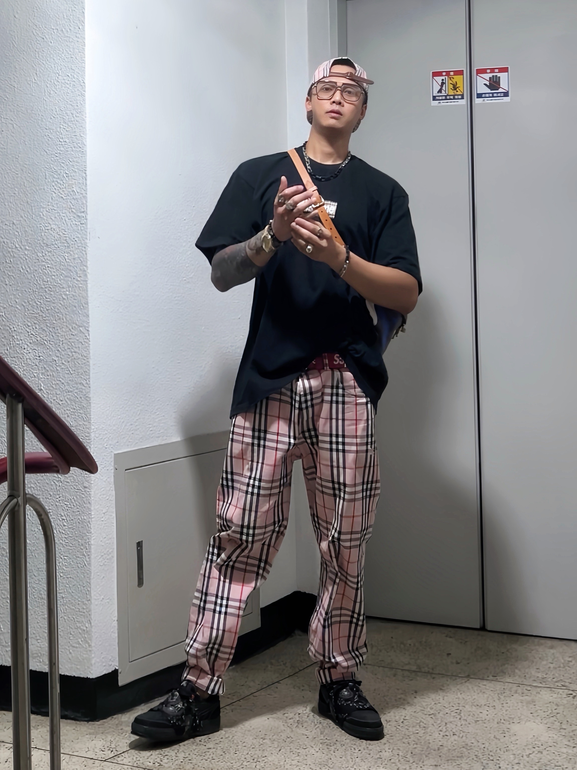 Supreme x Burberry Denim 6-Panel Pink - 22SS, Supreme x Burberry Box Logo T-Shirt Black - 22SS 착용 스타일