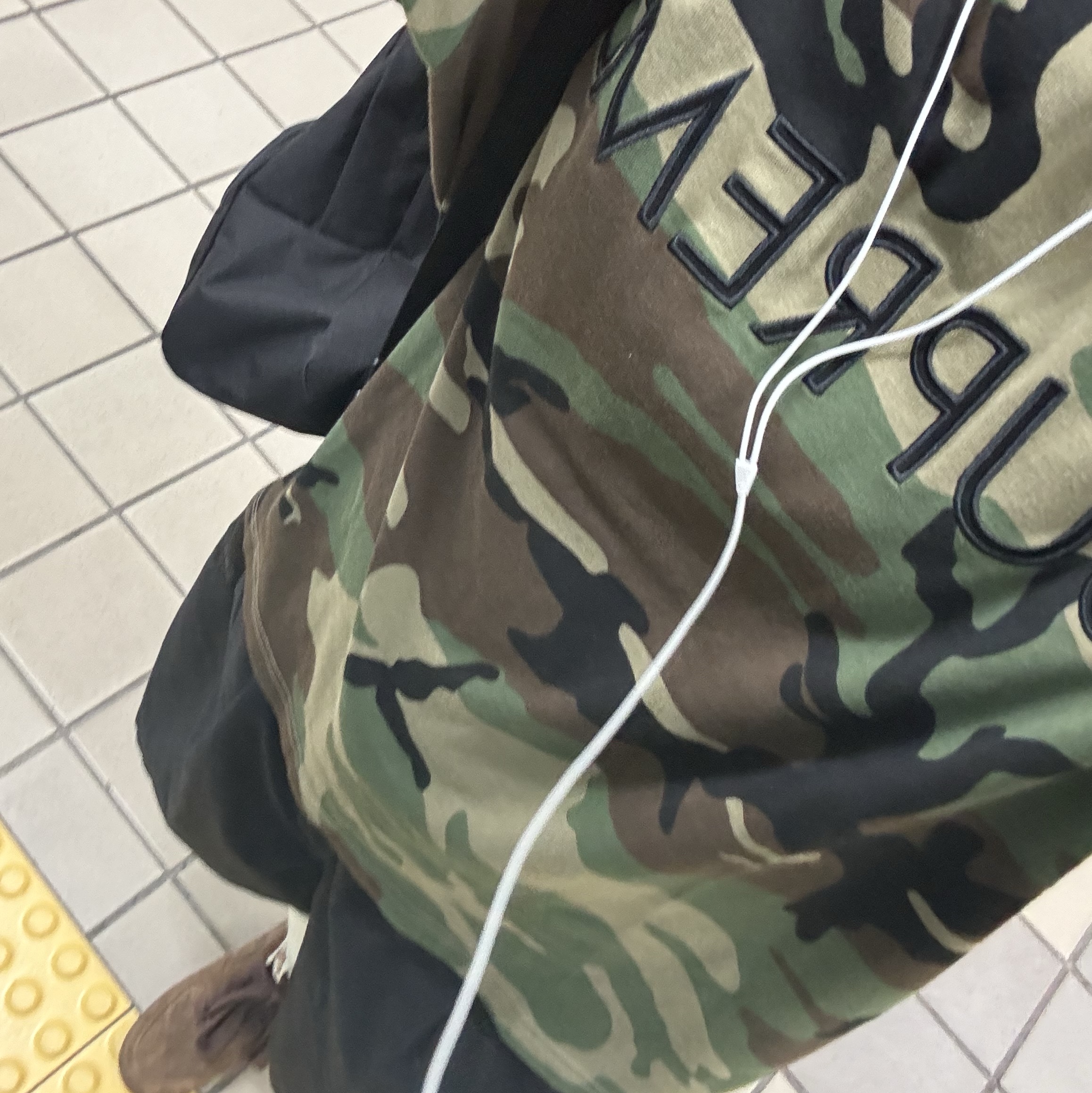 Supreme Capital S/S Top Woodland Camo - 25SS, (W) Nike Air Force 1 '07 Cacao Wow 착용 스타일