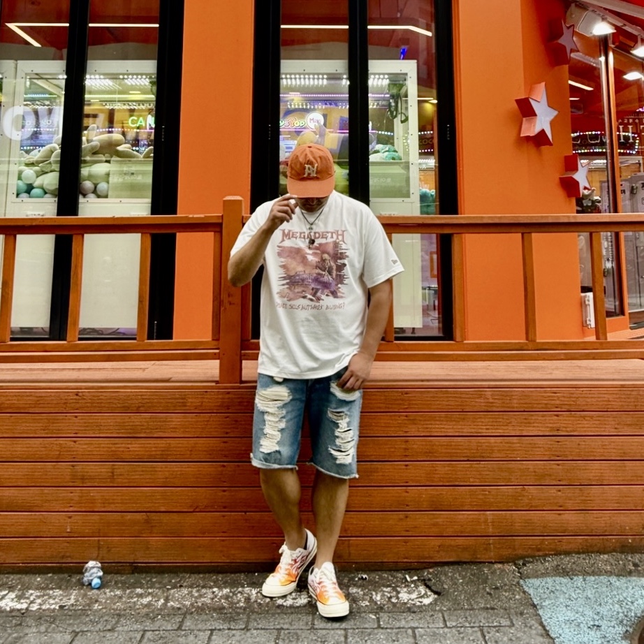 New Era x Megadeth Album Graphic T-Shirt Off White, Converse Chuck 70 Ox Archive Print Flames White 착용 스타일 - 1