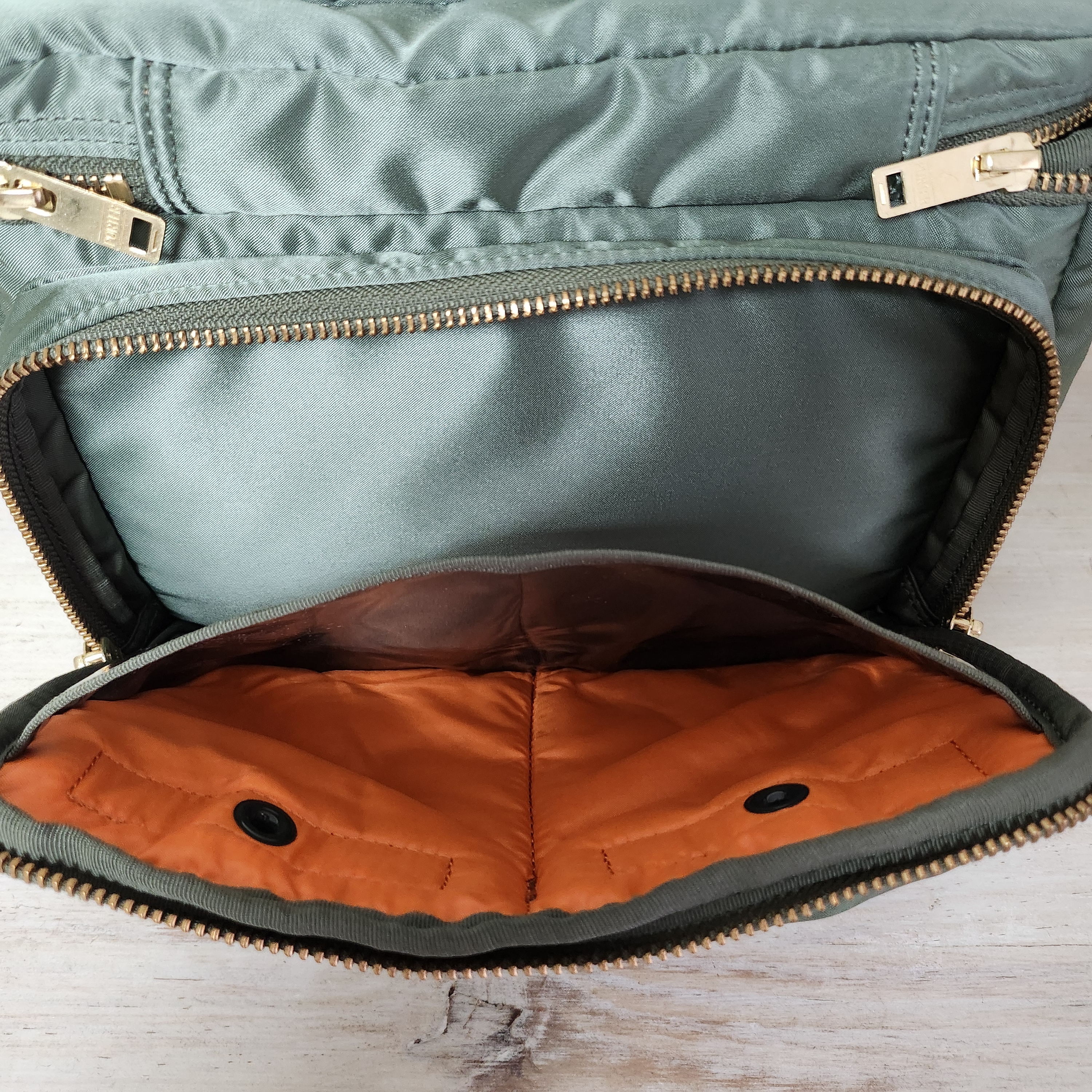 Porter Tanker Camera Bag Sage Green 착용 스타일 - 4