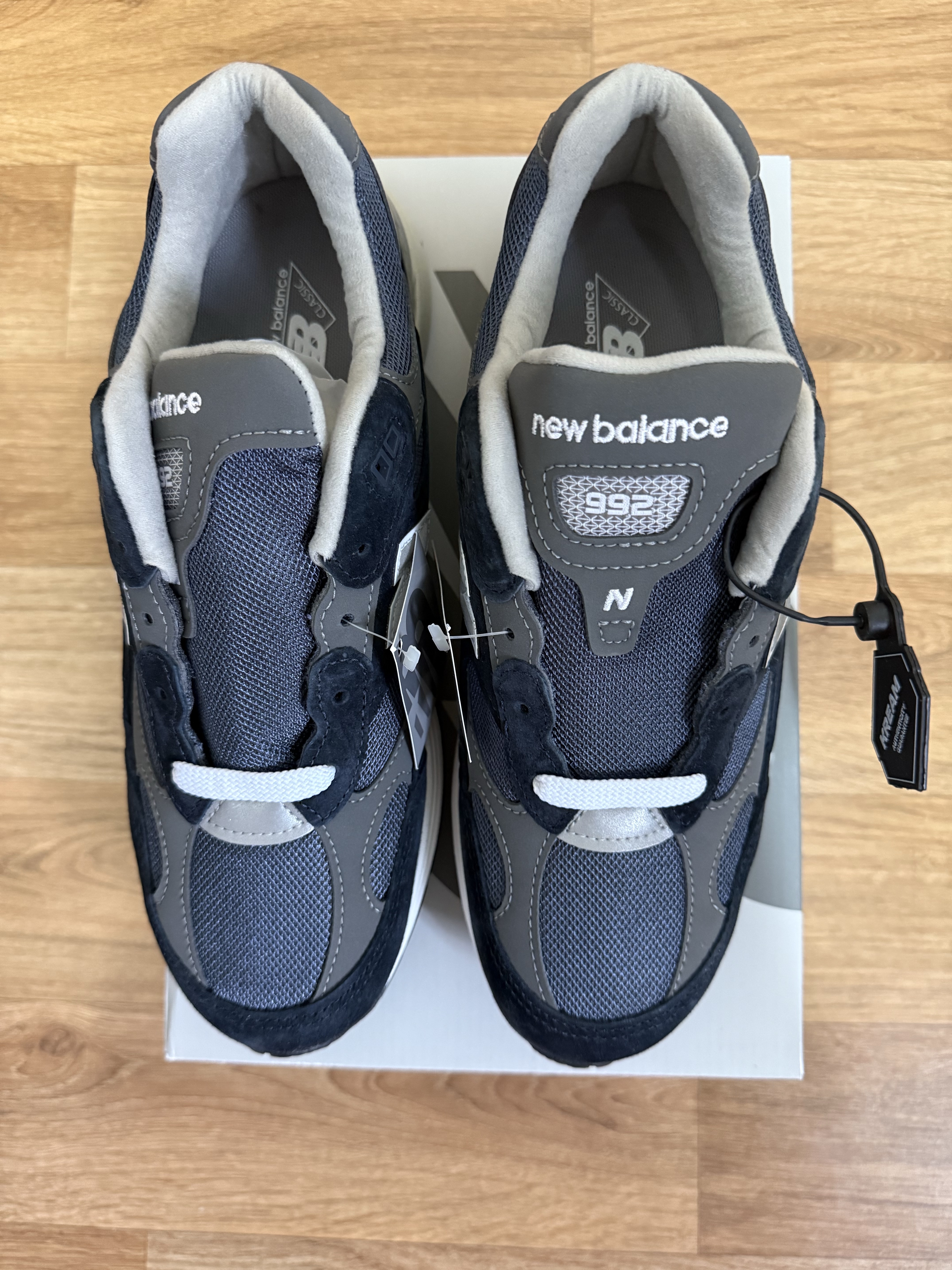 New Balance 992 Made in USA Core Navy 착용 스타일 - 5