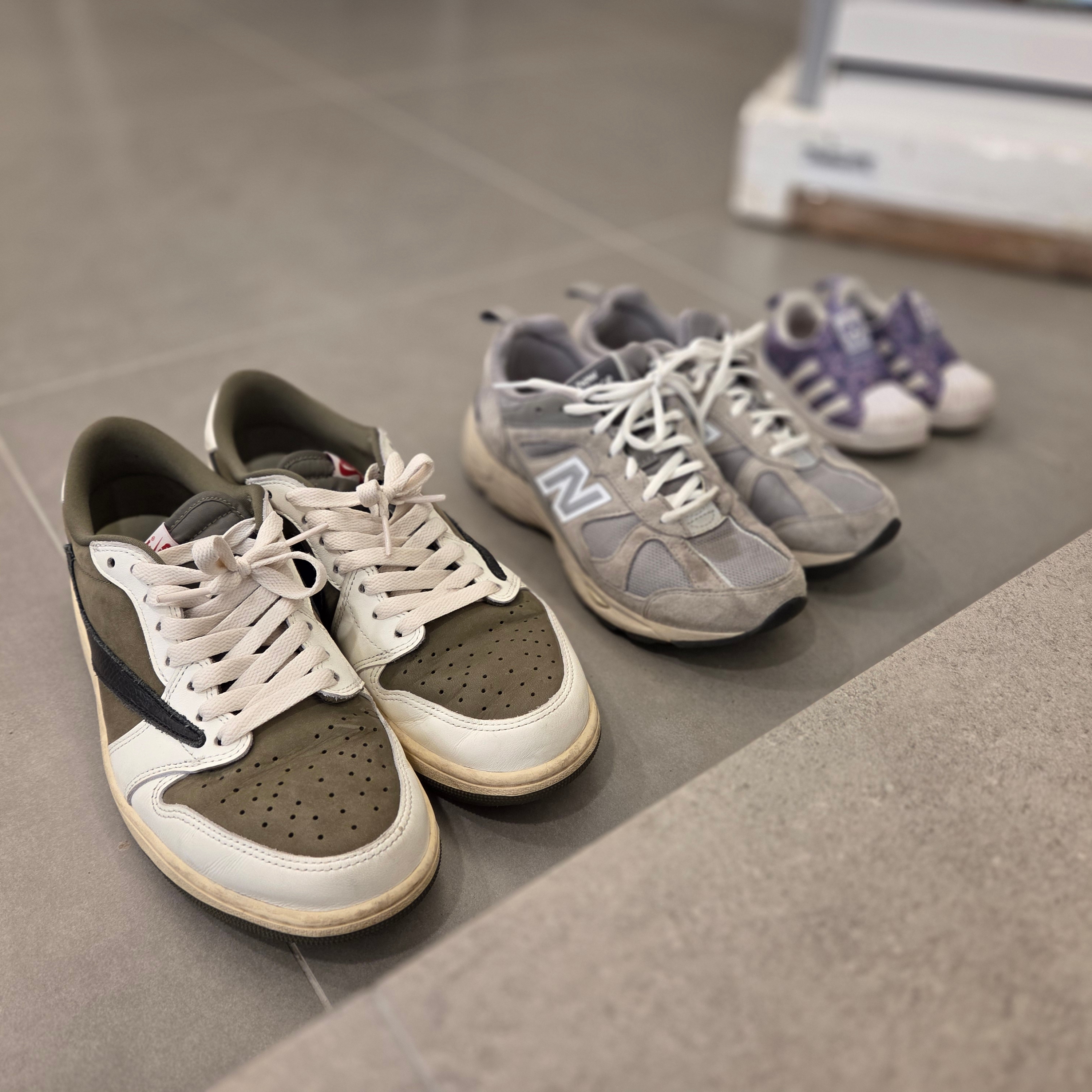 New Balance 878 Gray, Jordan 1 x Travis Scott Retro Low OG SP Reverse Olive 착용 스타일 - 1