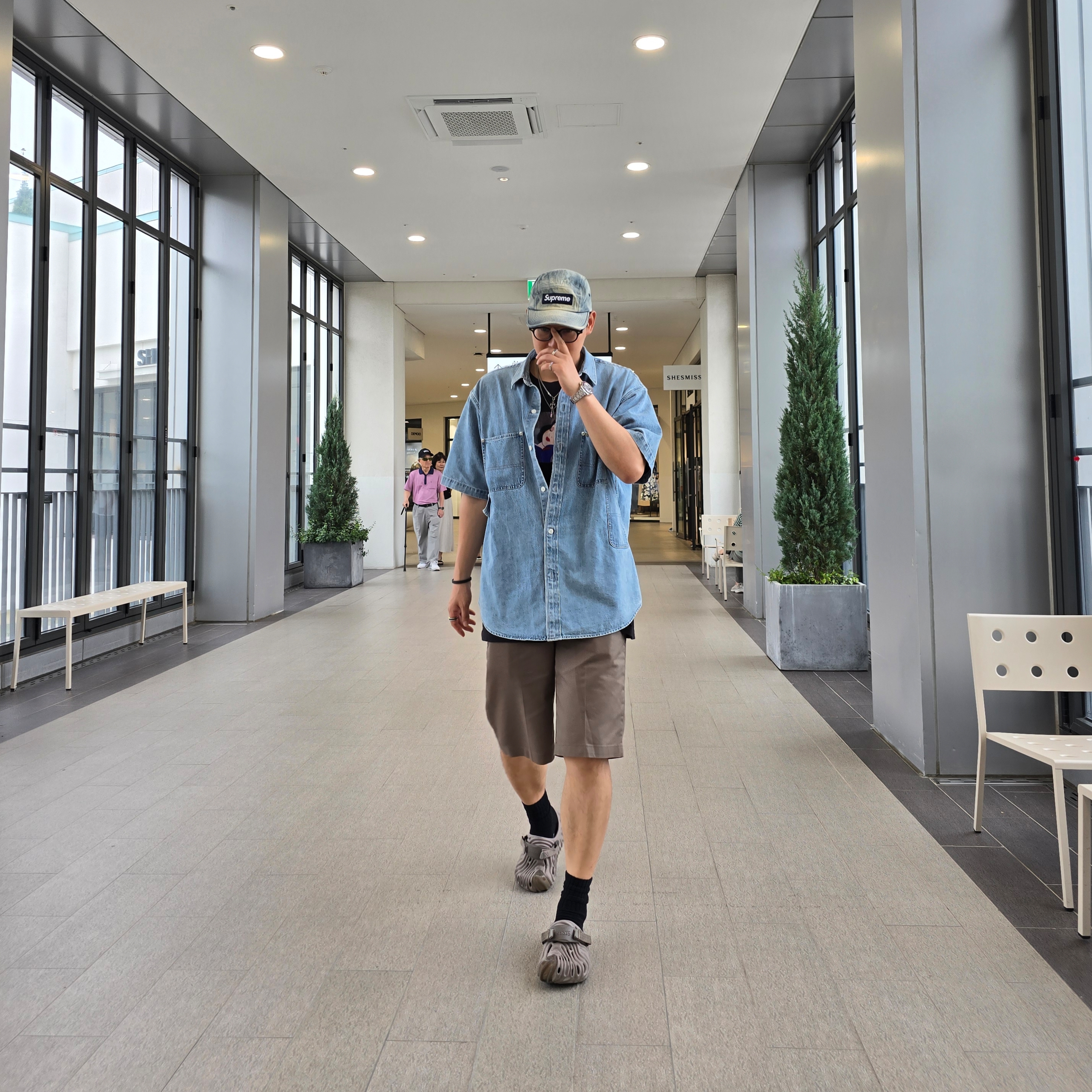 Supreme Loose Fit S/S Denim Painter Shirt Washed Indigo - 25SS, Supreme Washed Chino Twill Camp Cap Dirty Indigo - 24SS 착용 스타일