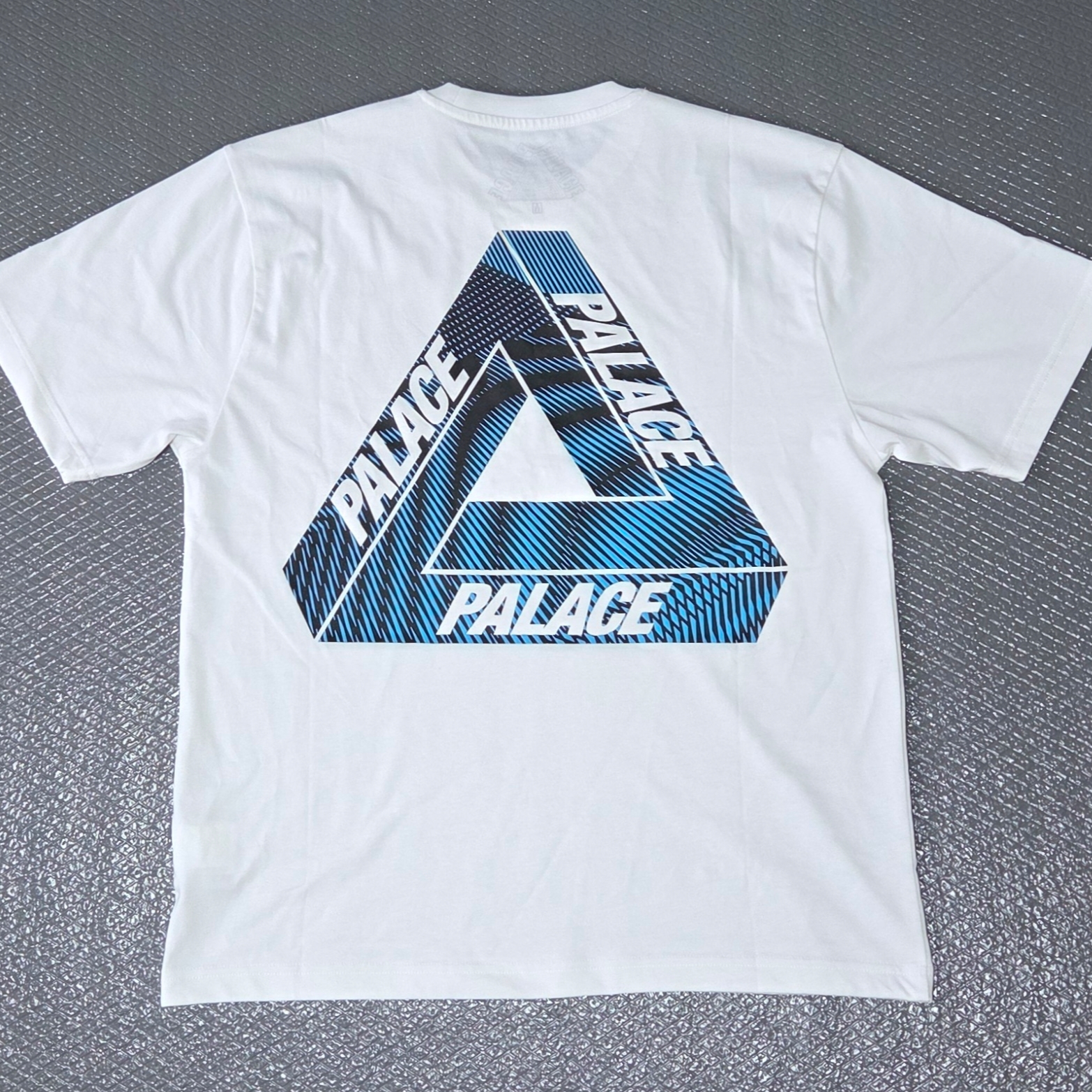 Palace Tri-Vex T-Shirt White Blue - 25SS 착용 스타일 - 2