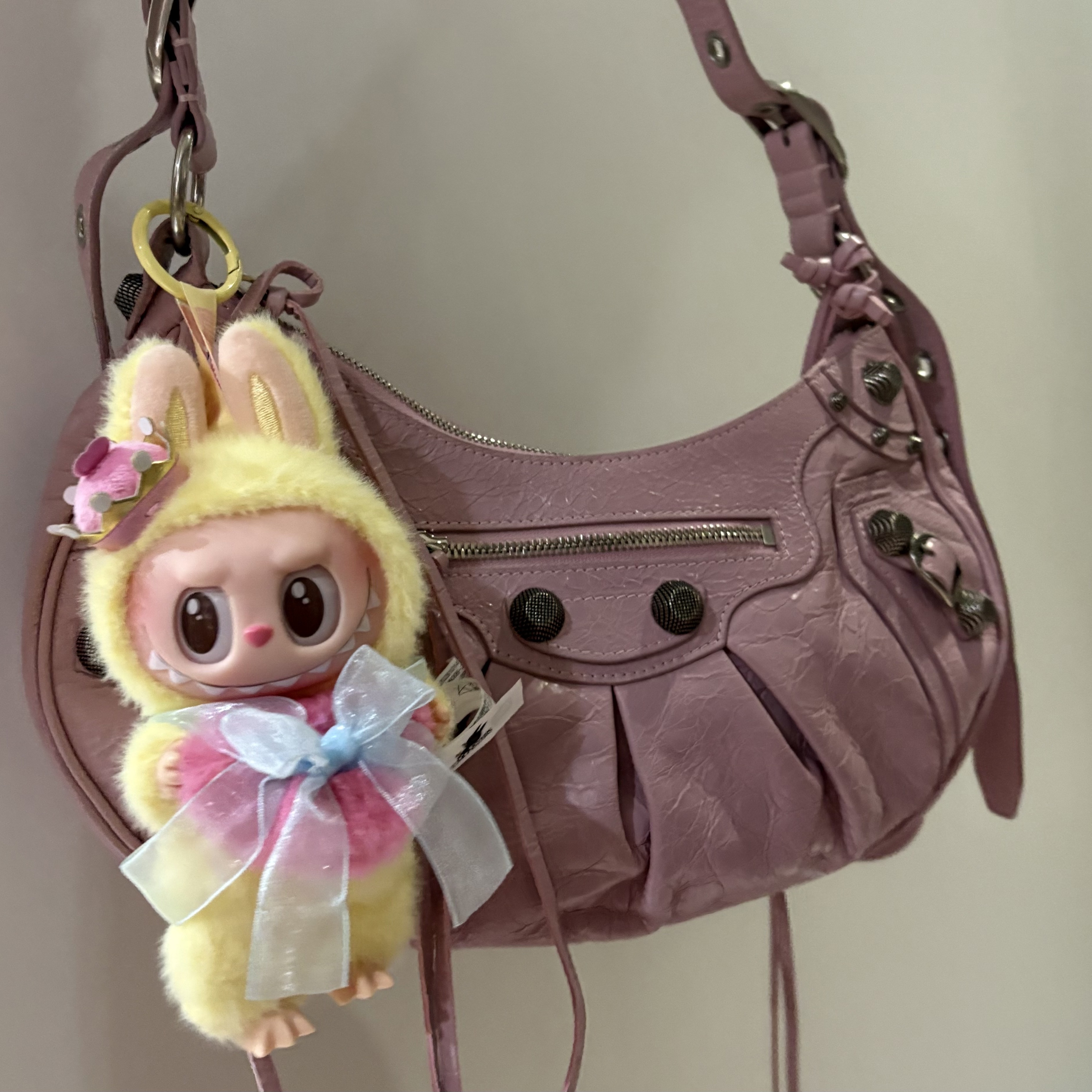Pop Mart The Monsters Checkmate Series Plush Keyring 착용 스타일
