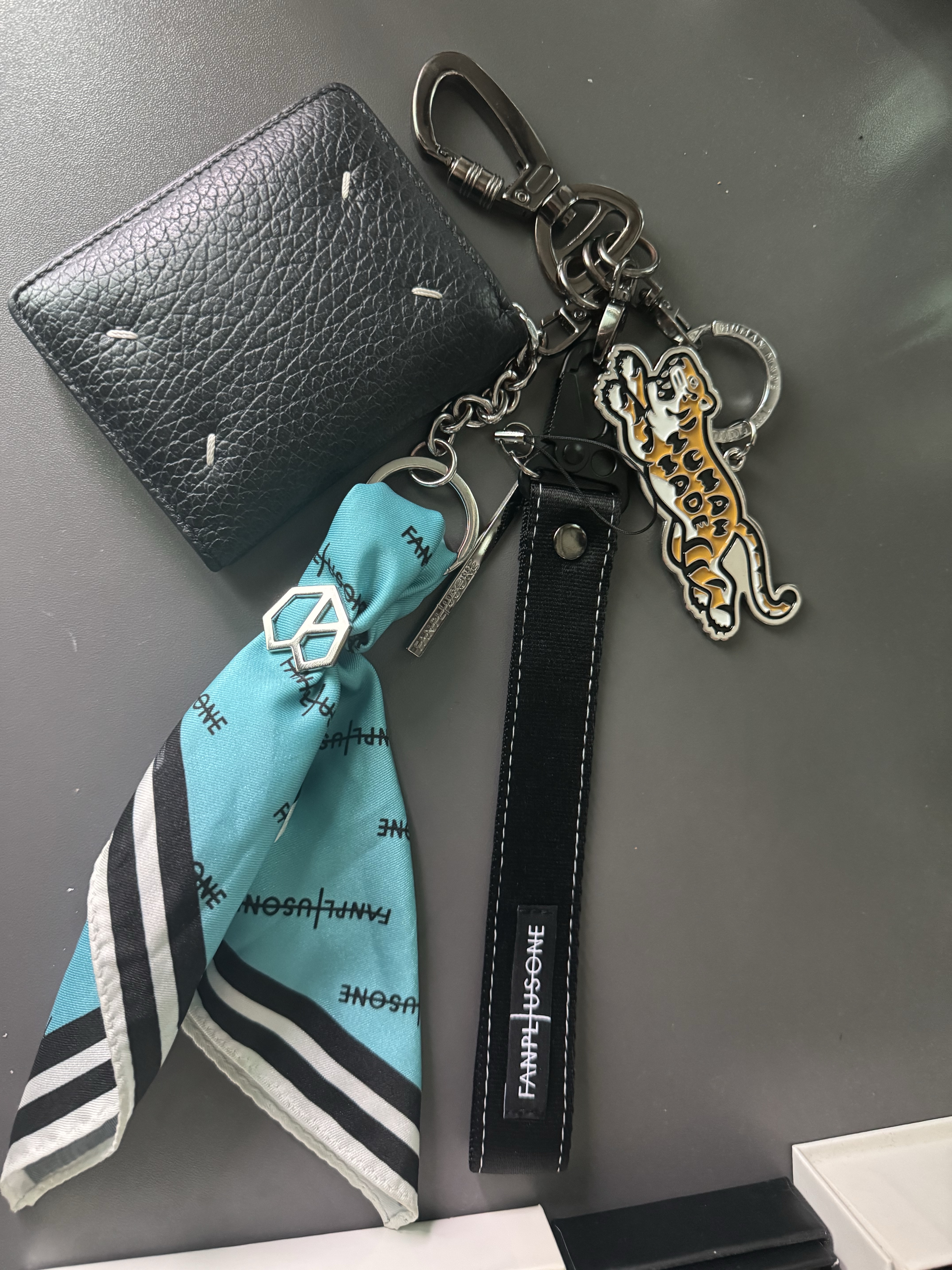 G-DRAGON Ubermensch Light Stick Strap Black, G-DRAGON Ubermensch Light Stick Scarf & Scarf Ring Set 착용 스타일