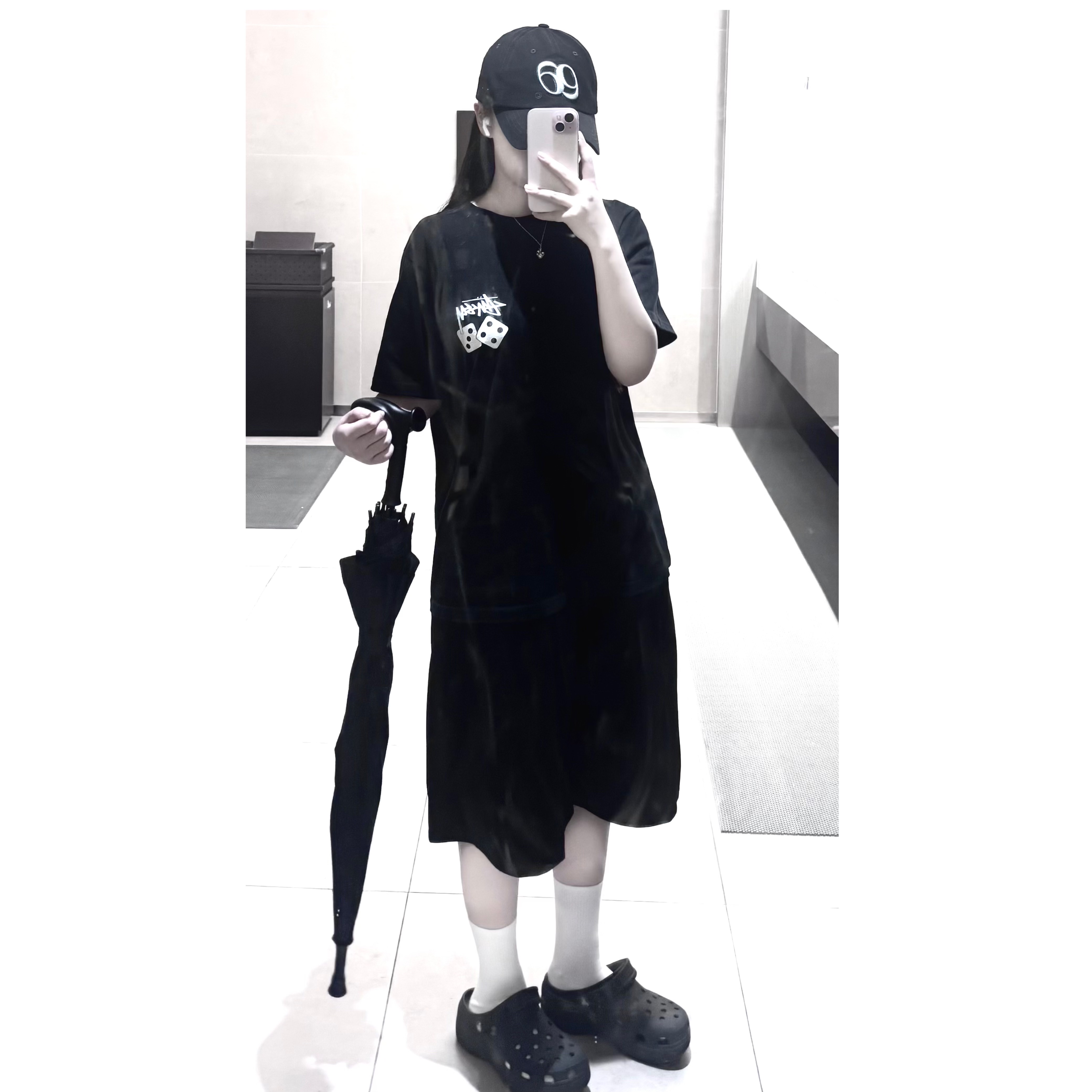 Stussy Dice Pigment Dyed T-Shirt Black 2023, (W) Crocs Classic Platform Clog Black 착용 스타일