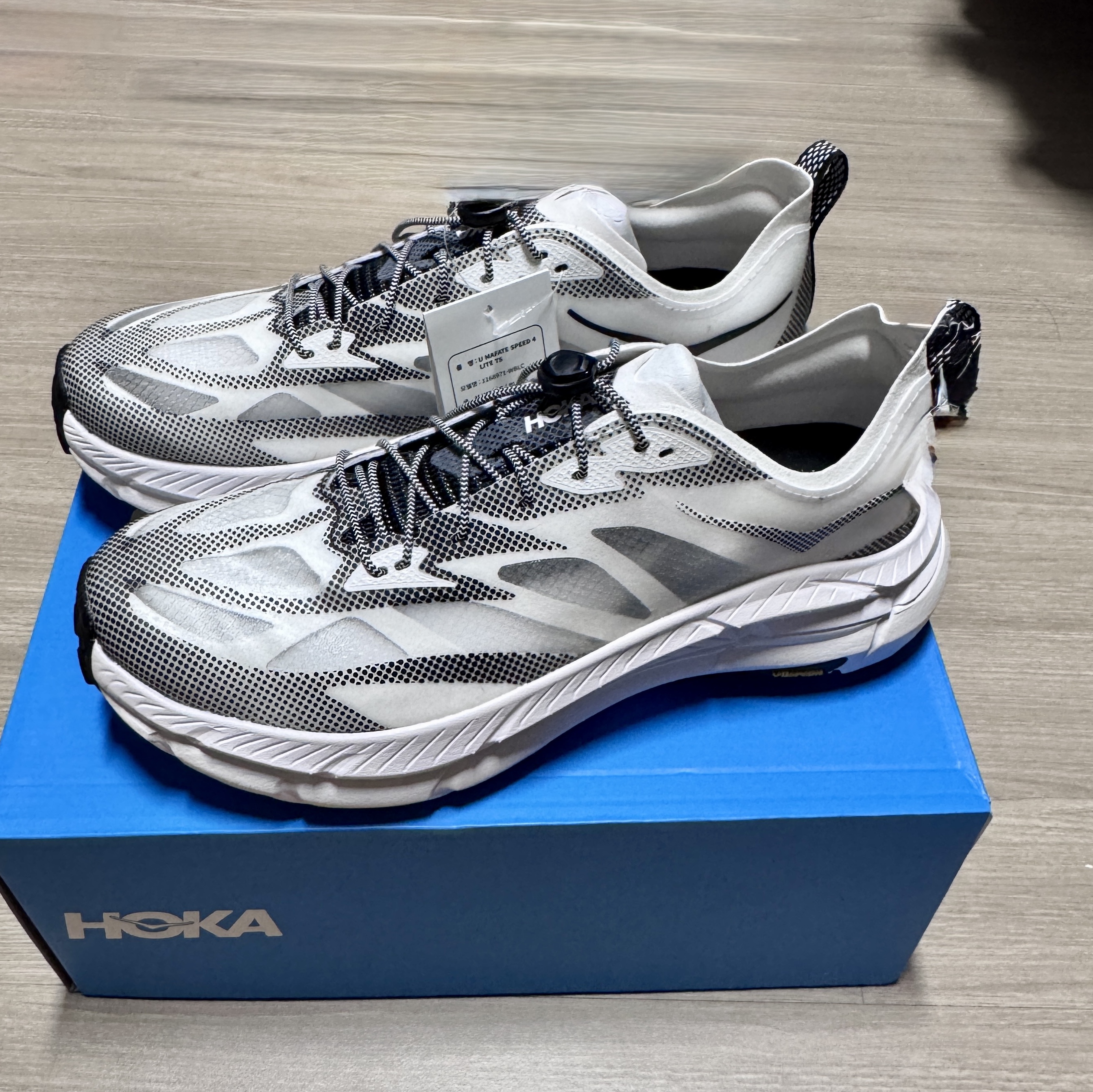 Hoka Mafate Speed 4 Lite White Black 착용 스타일 - 1