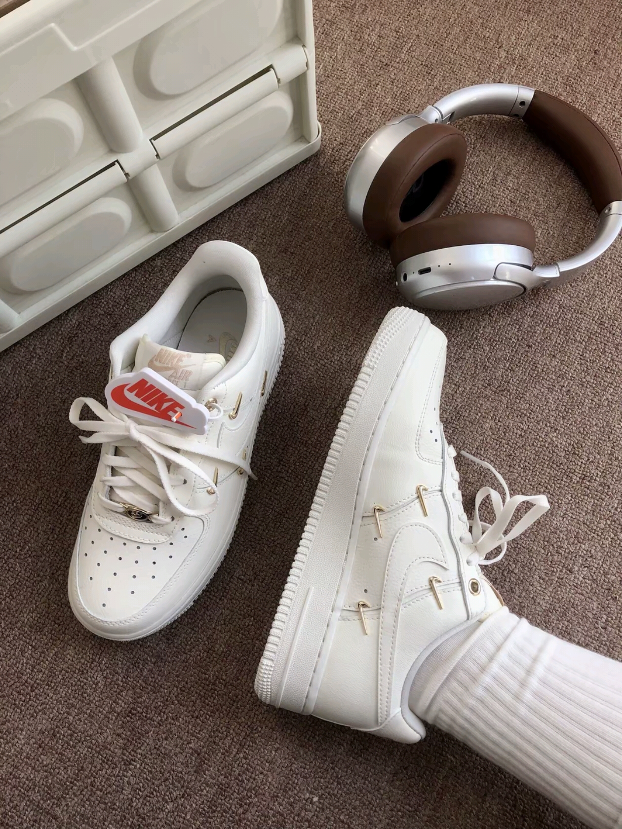 (W) Nike Air Force 1 Low '07 LX Sail Metallic Gold 착용 스타일 - 1