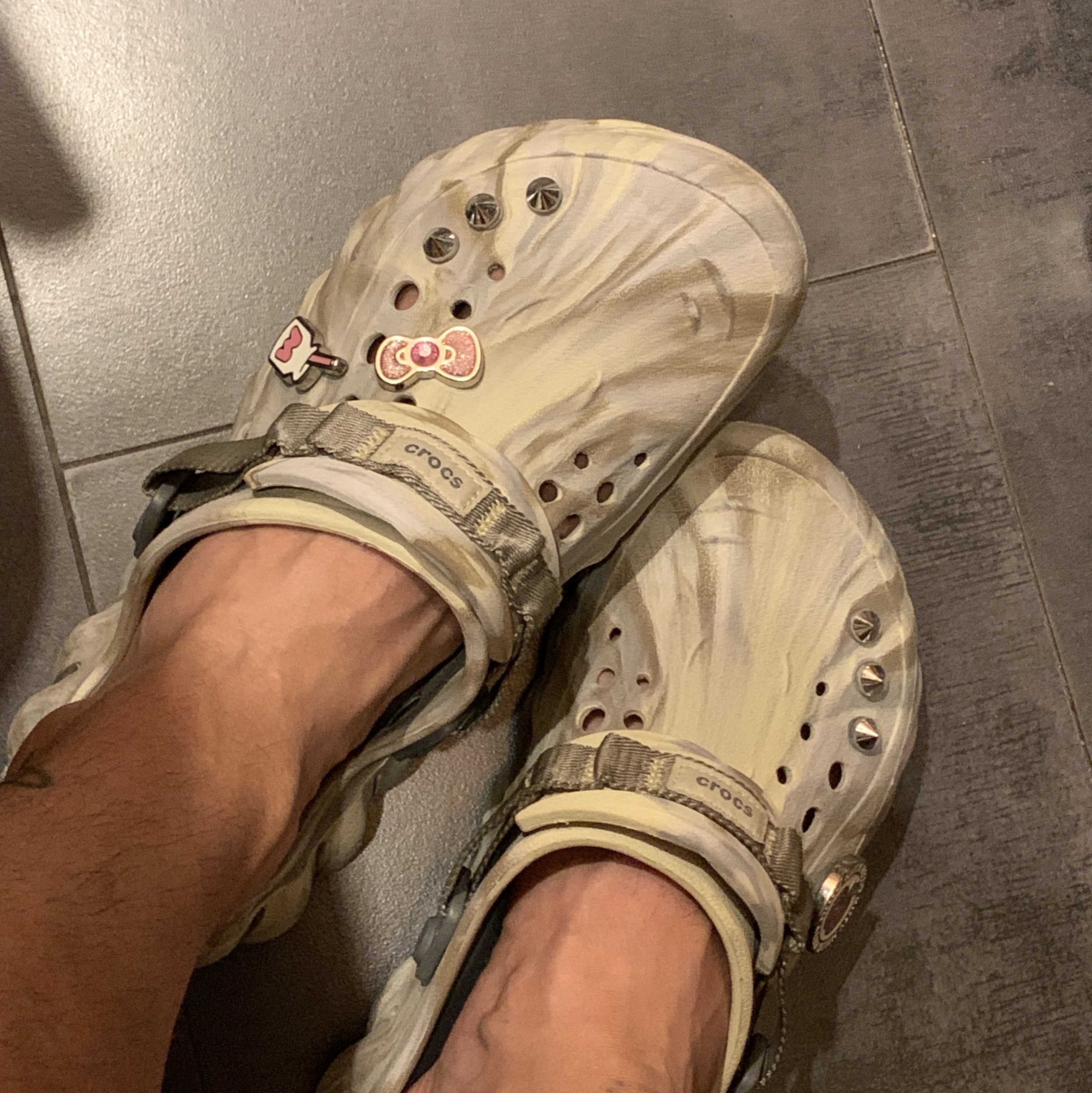 Crocs Echo Marbled Clog Moonlight Multi 착용 스타일