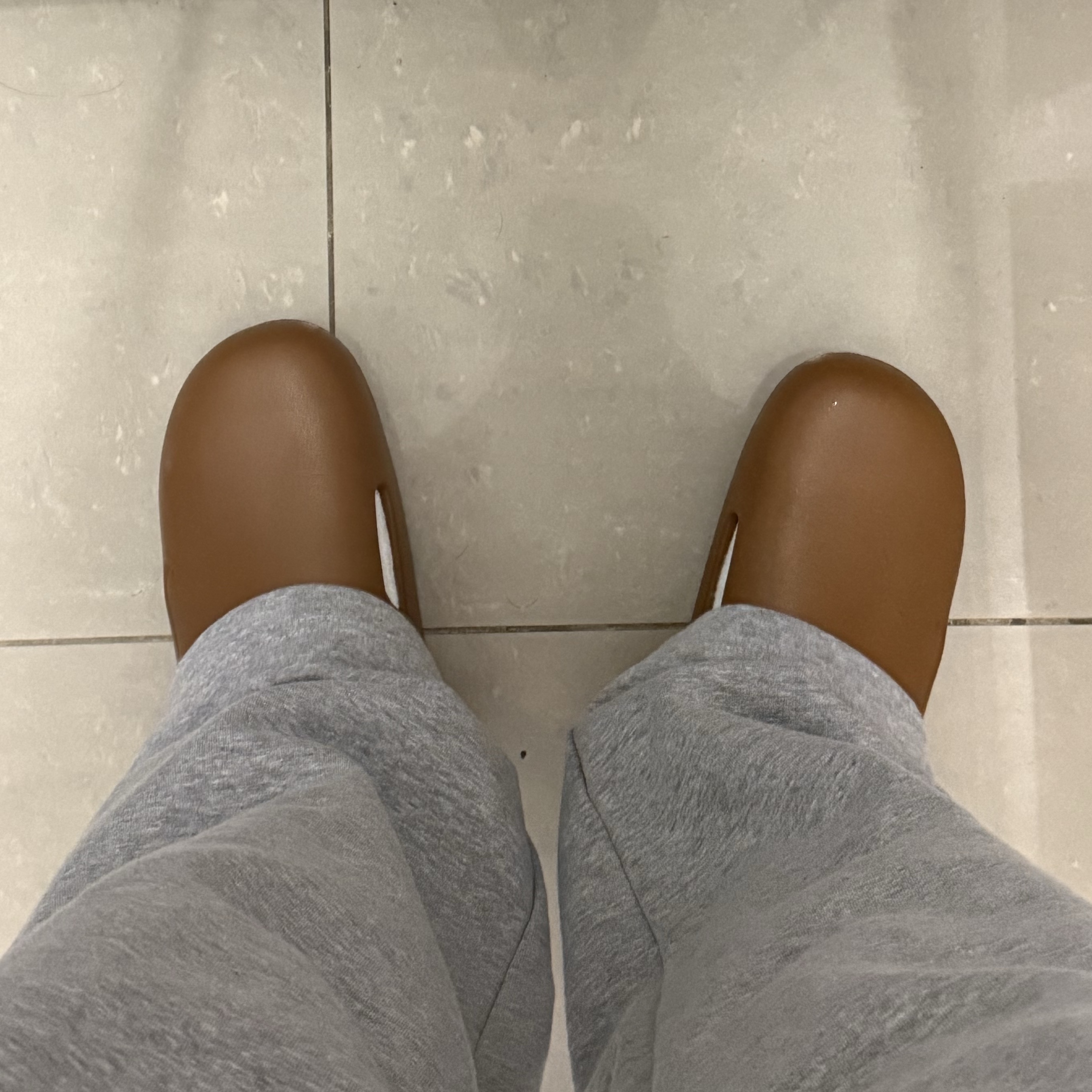 Nike Calm Mule Light British Tan 착용 스타일 - 2