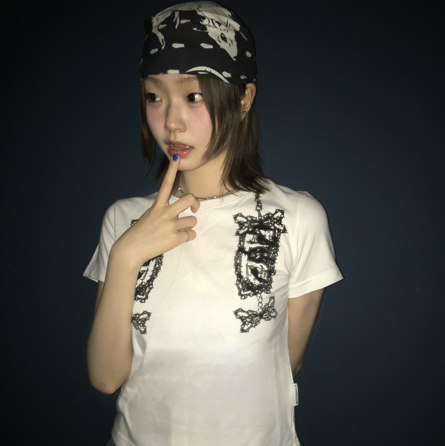 Thevinylhouse Chain Ribbon Tee White 착용 스타일