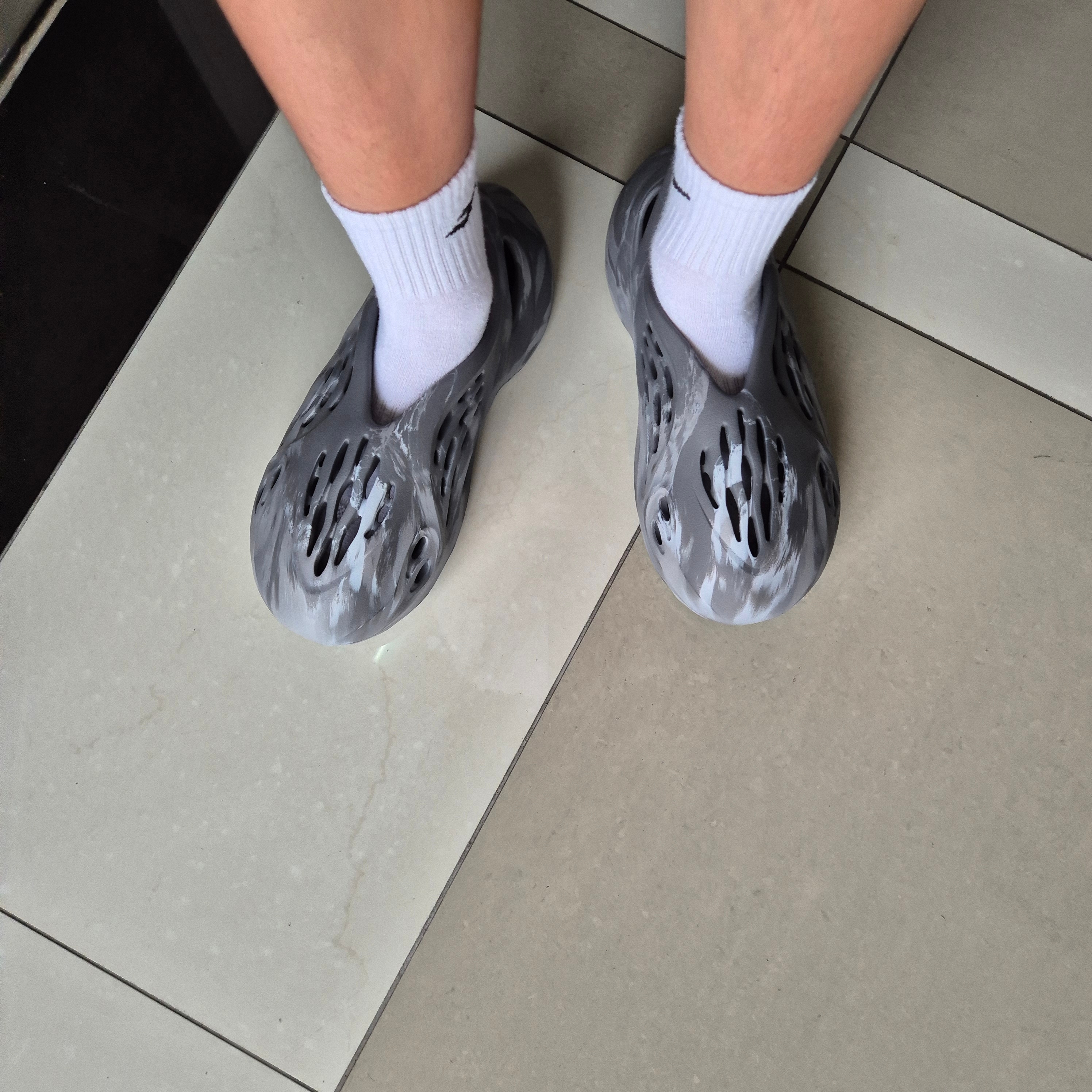 Adidas Yeezy Foam RNNR MX Granite 착용 스타일