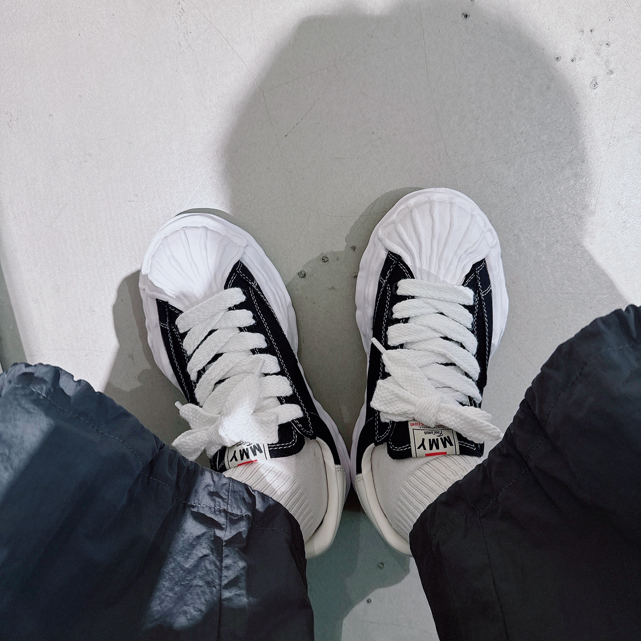 Maison Mihara Yasuhiro Blakey OG Sole Canvas Low-top Sneakers Black White 착용 스타일 - 2