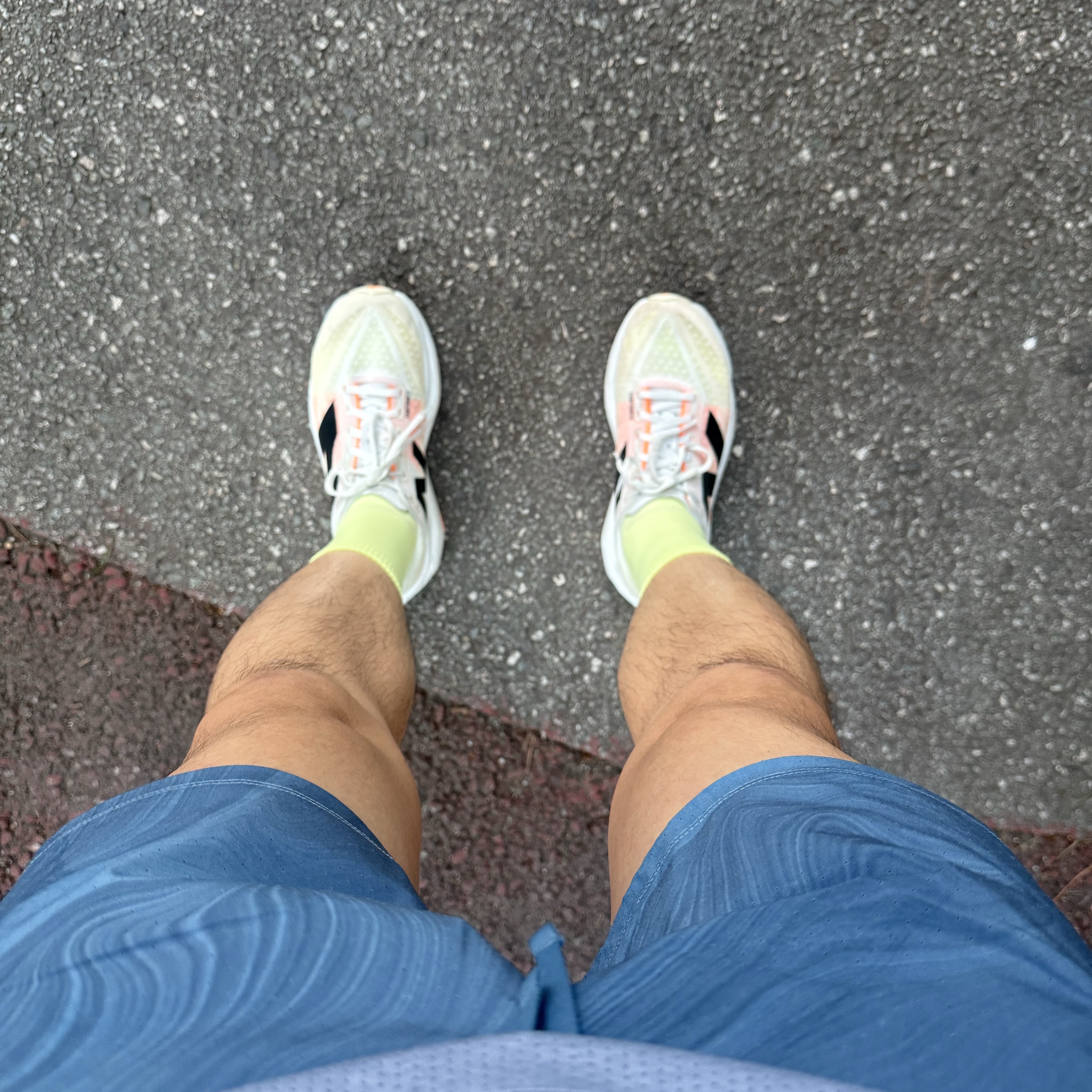 New Balance Fuelcell Rebel v4 Ivory - 2E Wide 착용 스타일 - 2