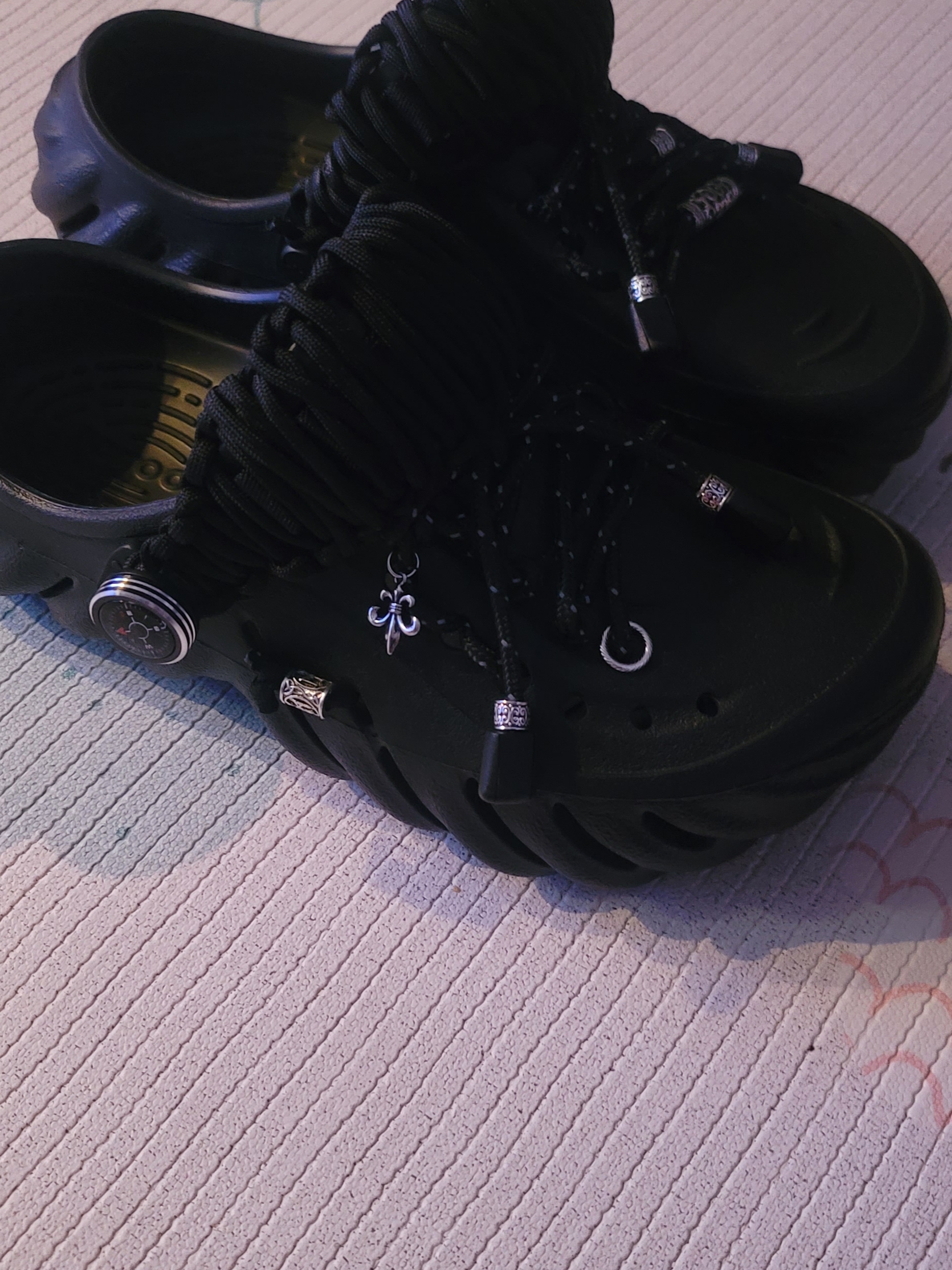 Crocs Echo Clog Black 착용 스타일 - 1