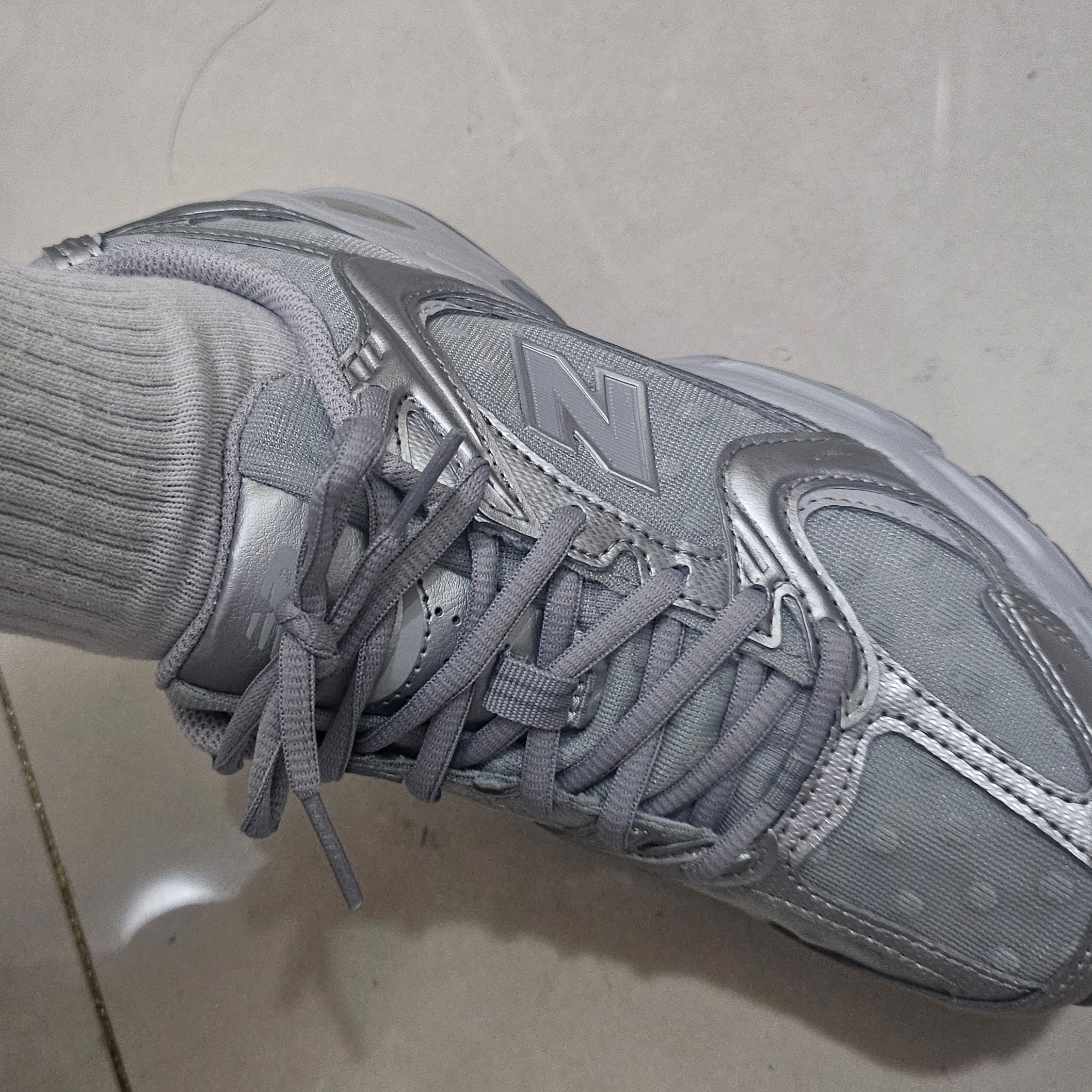 New Balance 530 Raincloud Silver Metallic 착용 스타일