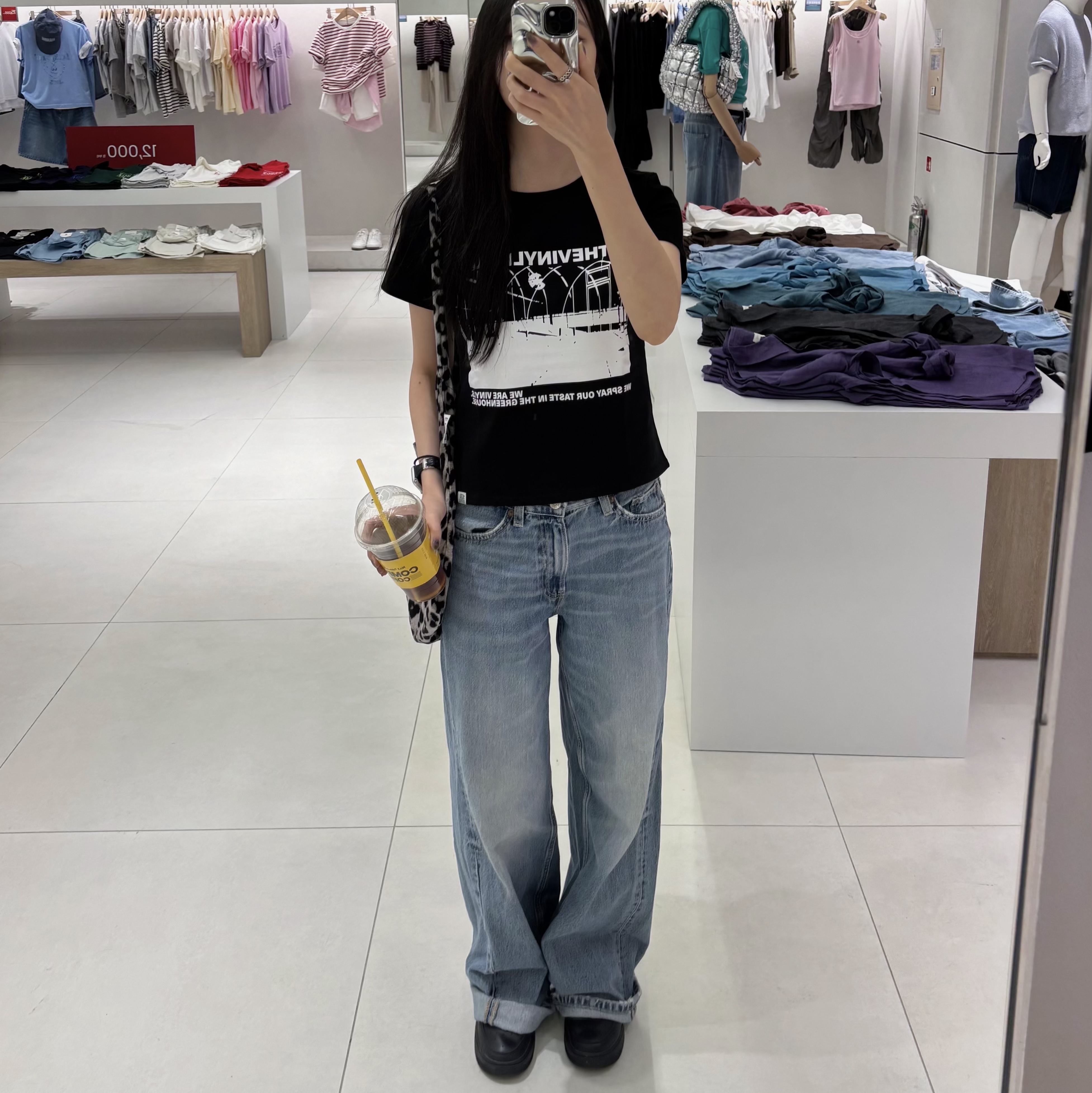 [KREAM 단독] Thevinylhouse Greenhouse T-Shirt Black White, Nike Air Force 1 '07 Low Triple Black 착용 스타일