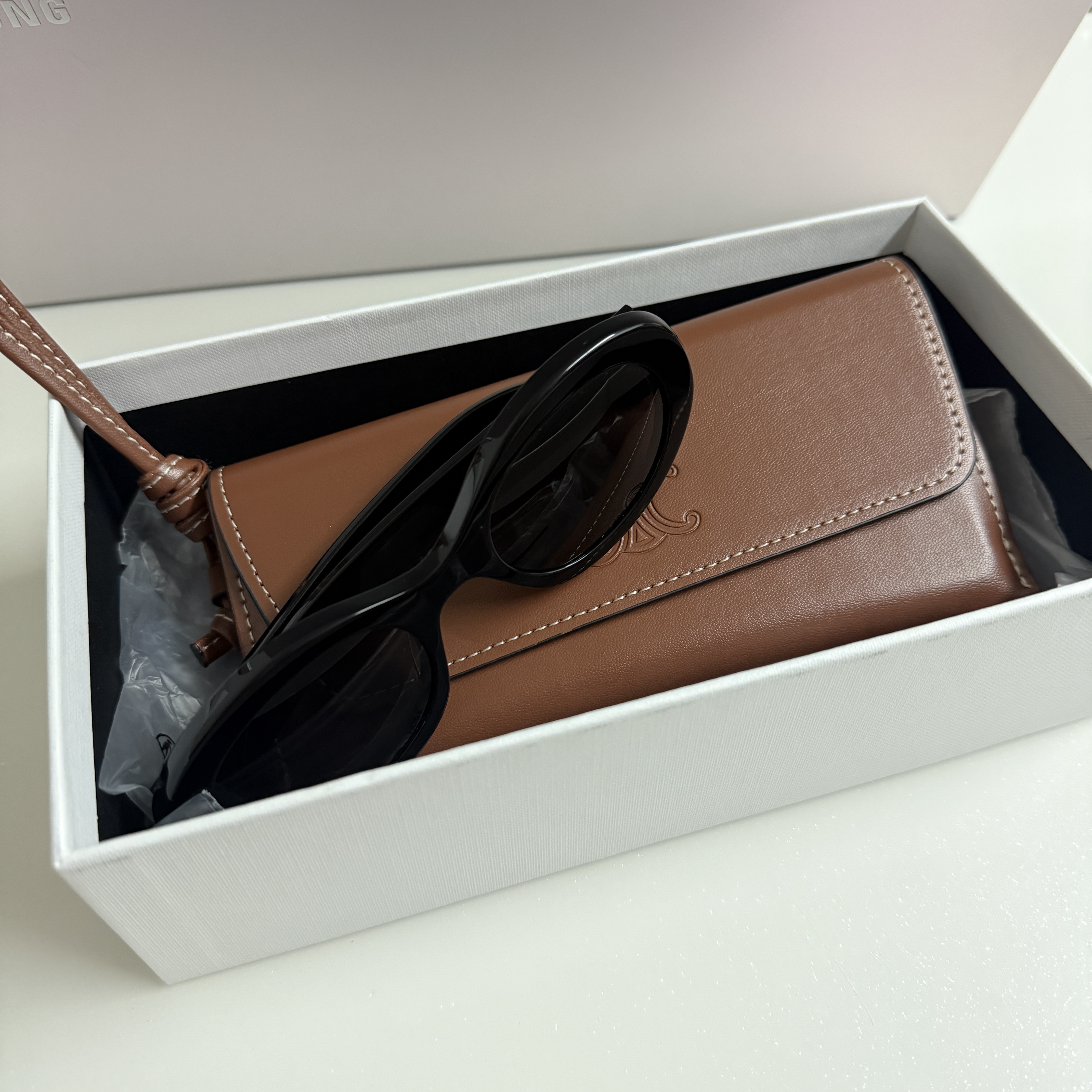 (W) Celine Triomphe 01 Sunglasses in Acetate Black 착용 스타일