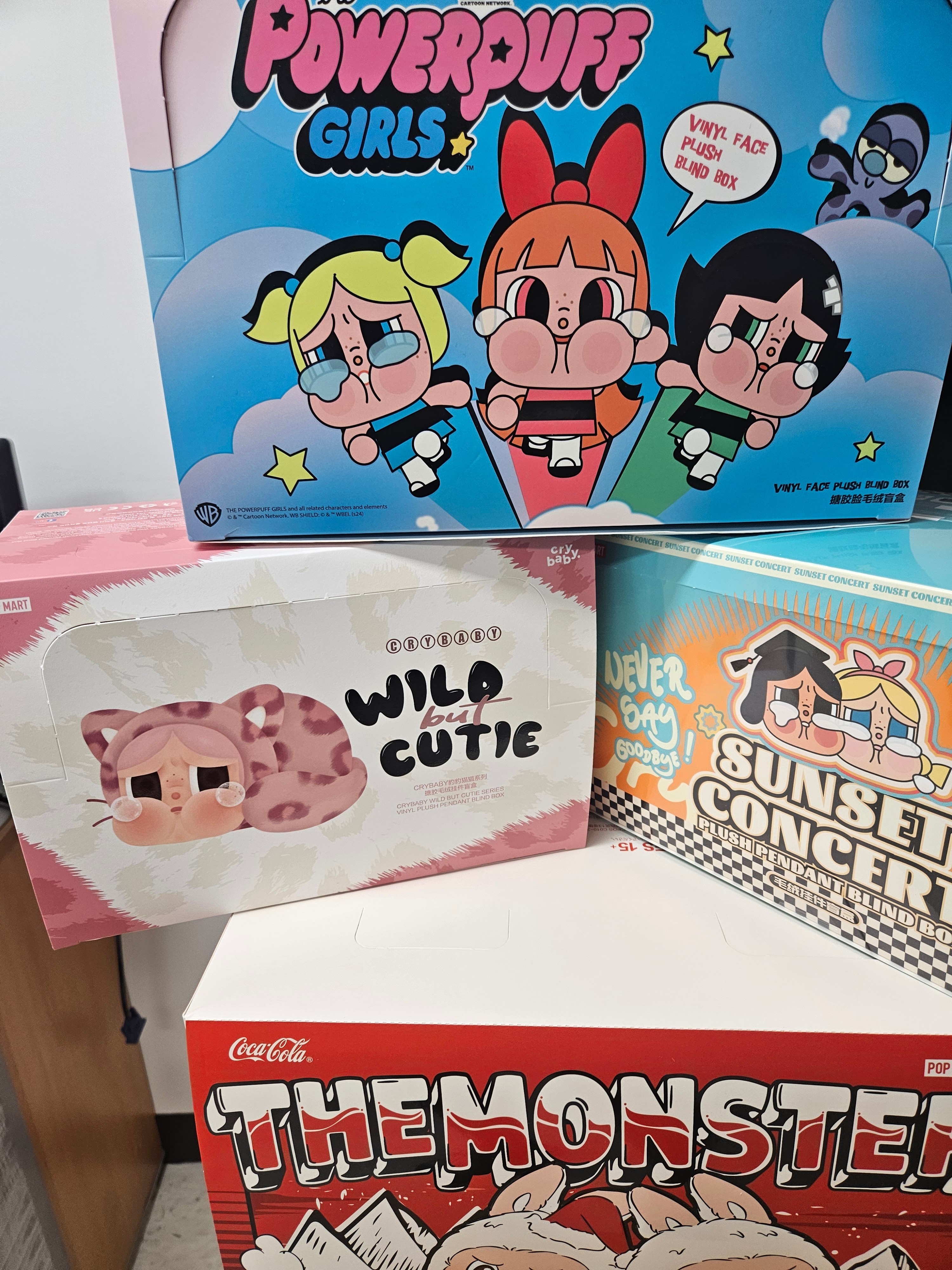 Pop Mart Crybaby Wild But Cutie Series Vinyl Plush Pendant (6 Blind Boxes), Pop Mart Crybaby x Powerpuff Girls Series Keyring Sealed Case (6 Blind Boxes) 착용 스타일