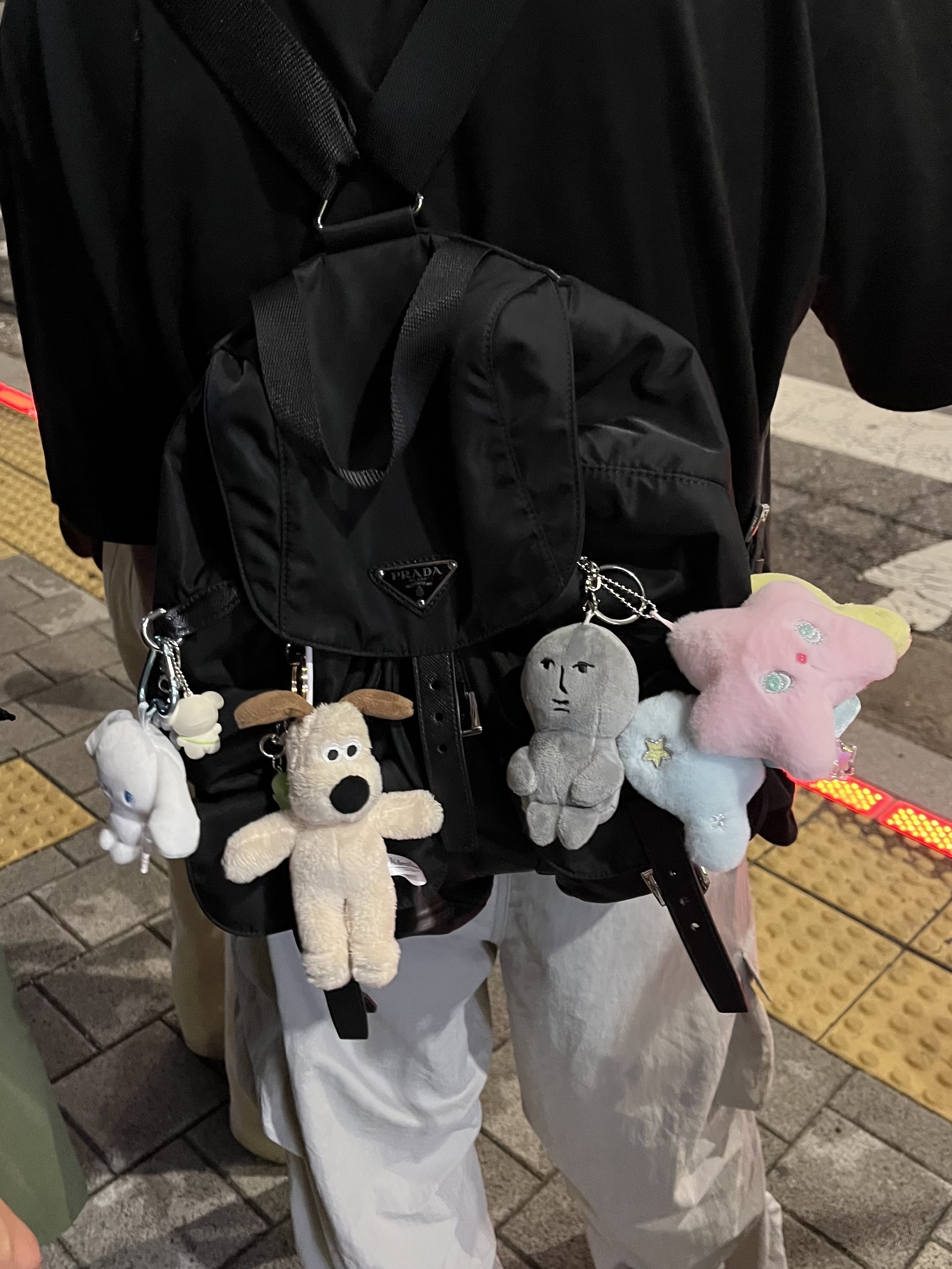 Prada Re-Nylon Medium Backpack Black, Sanrio Cinnamoroll Mini Mascot Holder 착용 스타일