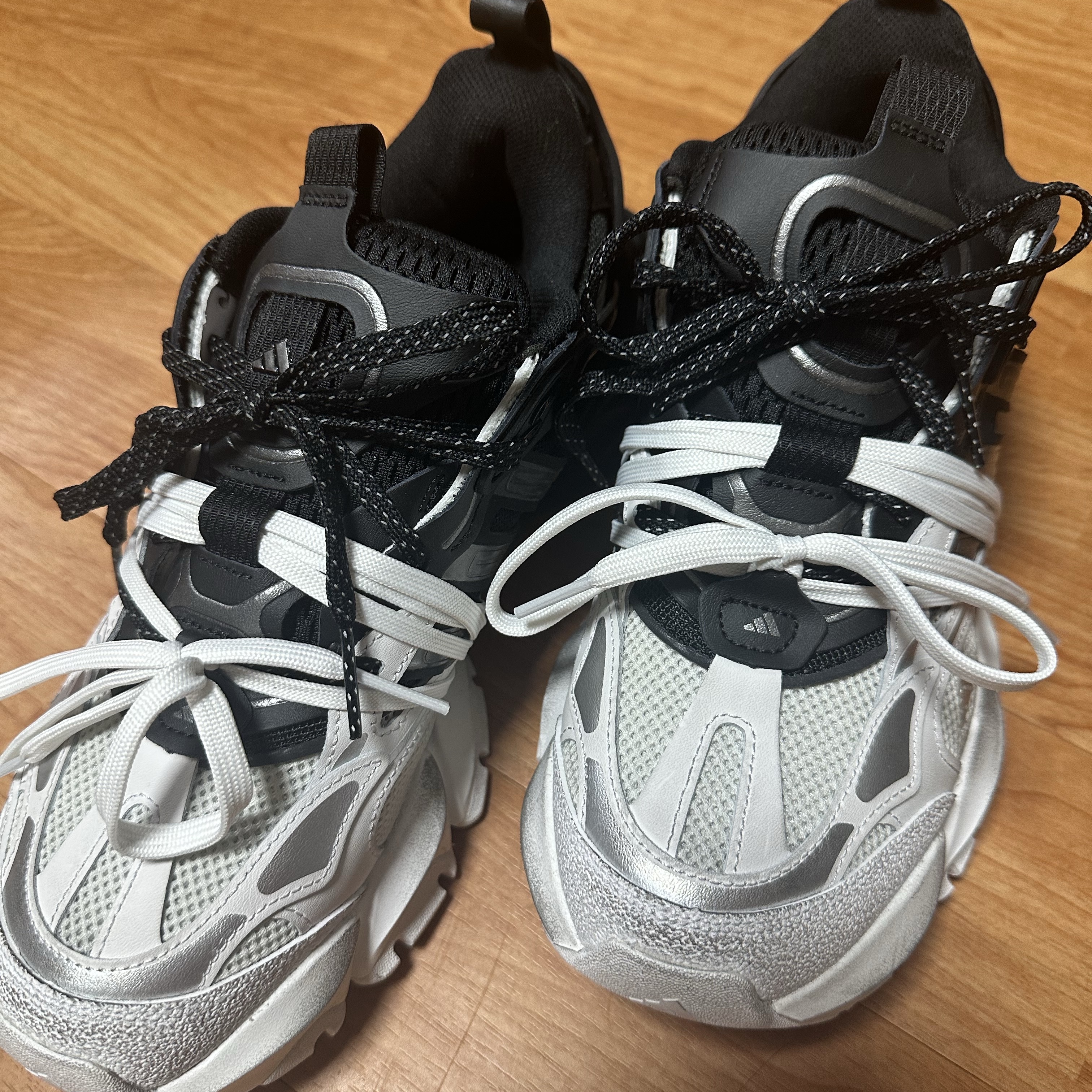 Adidas Vento XLG Runner Deluxe Sneakers White Black 착용 스타일 - 6