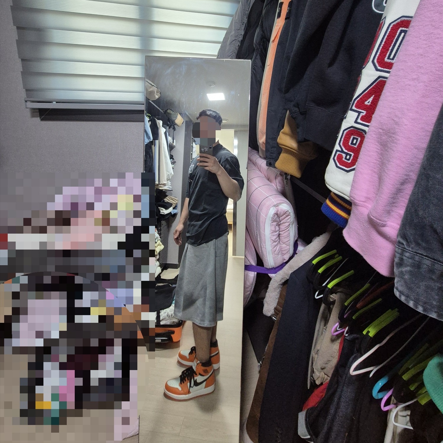 Jordan 1 Retro High OG Reverse Shattered Backboard, Jordan Brooklyn Oversized Graphic T-Shirt Off Noir Sail (IB3297-045) 착용 스타일 - 4