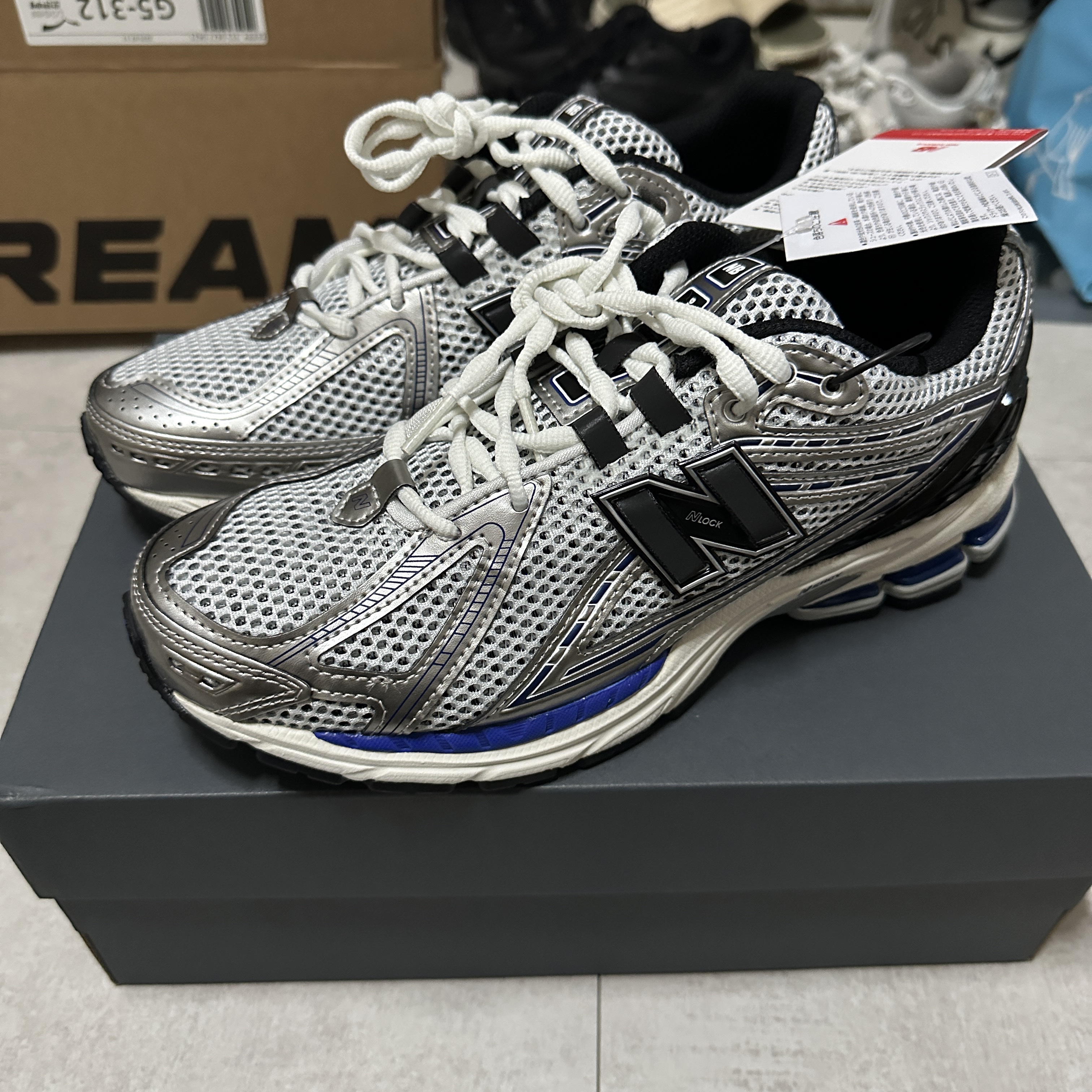 New Balance 1906R Silver Metallic 착용 스타일 - 1