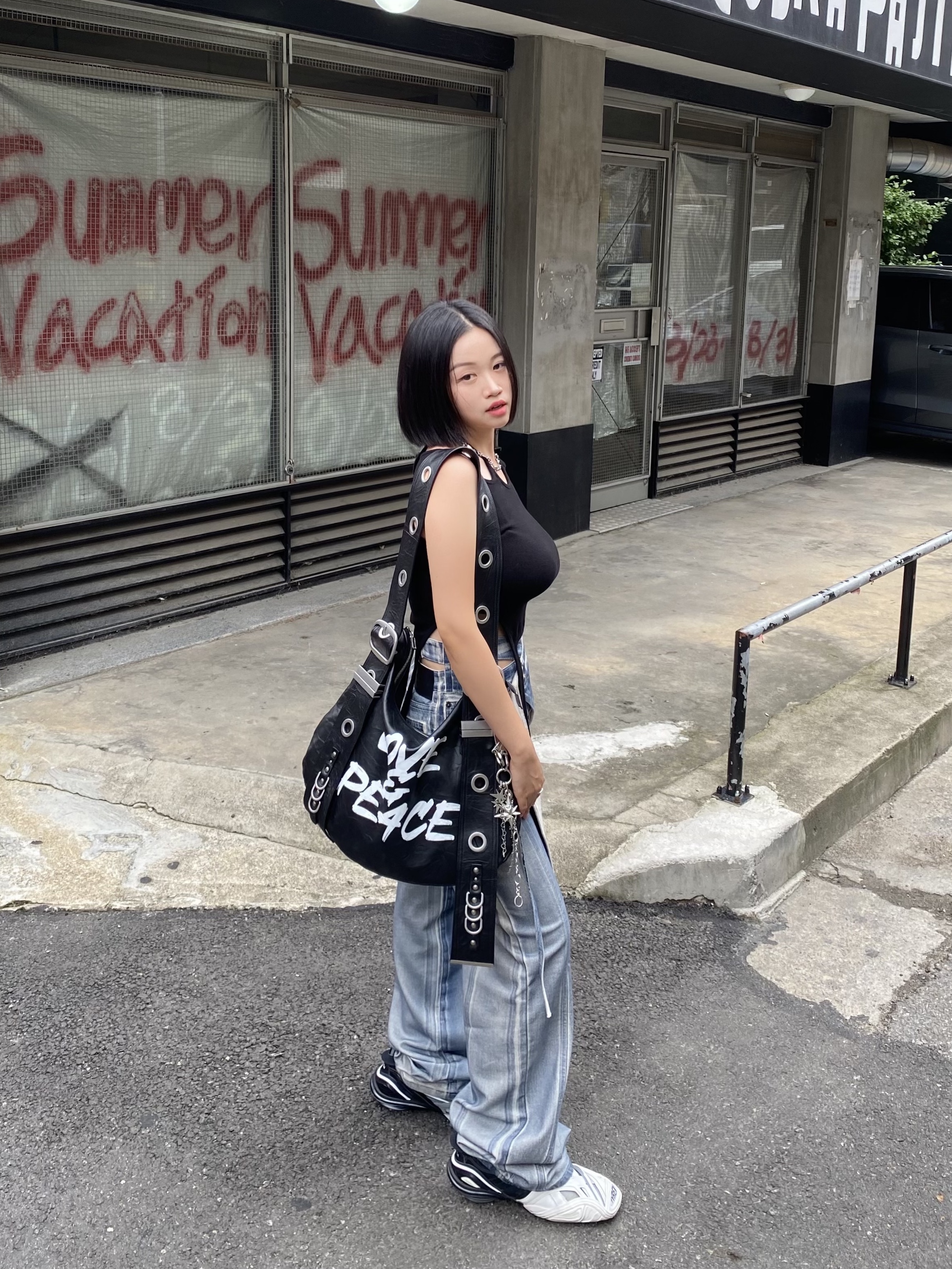 (W) Balenciaga Tyrex Sneakers Black White, [KREAM 단독] Vacant Archive Bella Wide Strap Hobo Bag Crack Black 착용 스타일