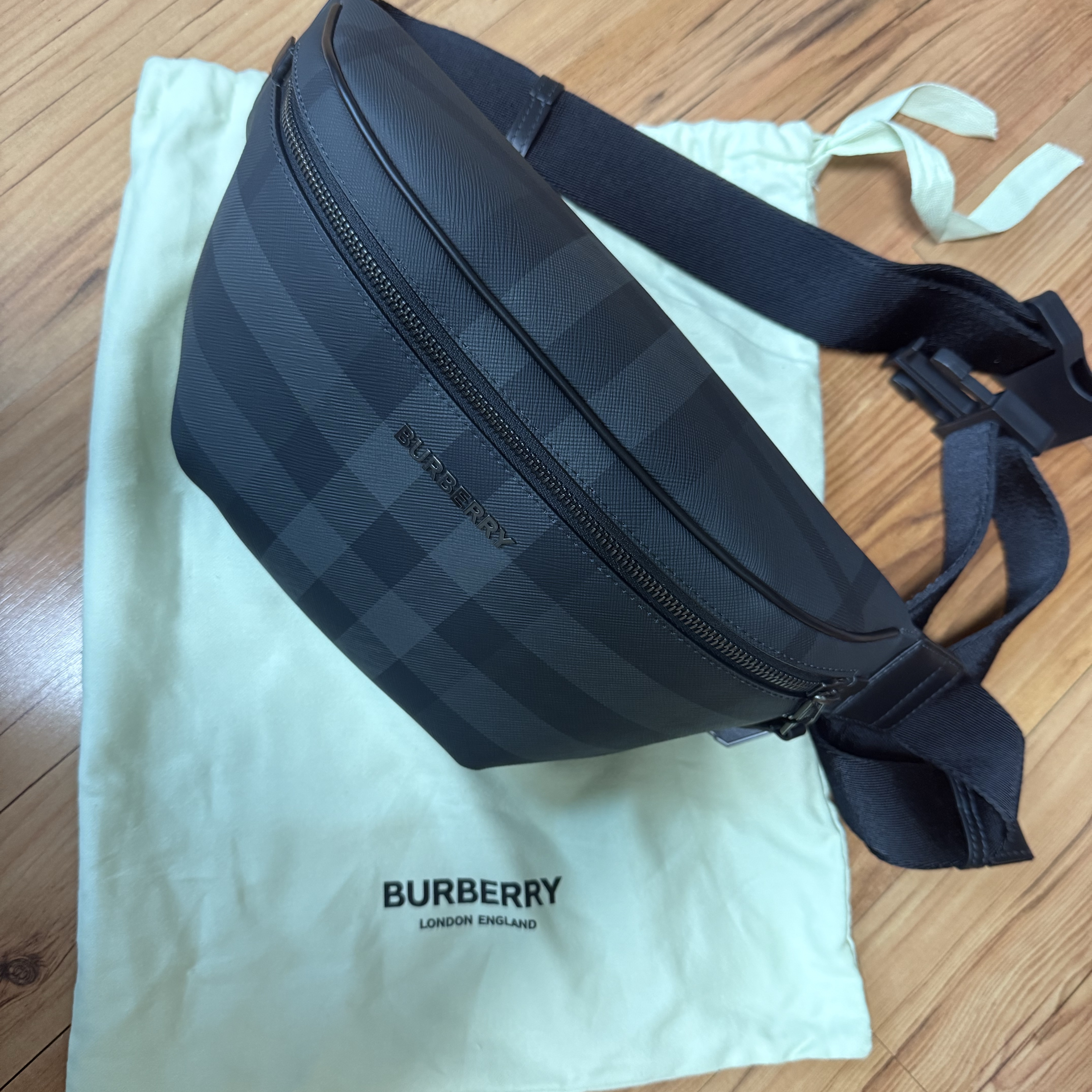 Burberry Cason Belt Bag Charcoal 착용 스타일 - 1