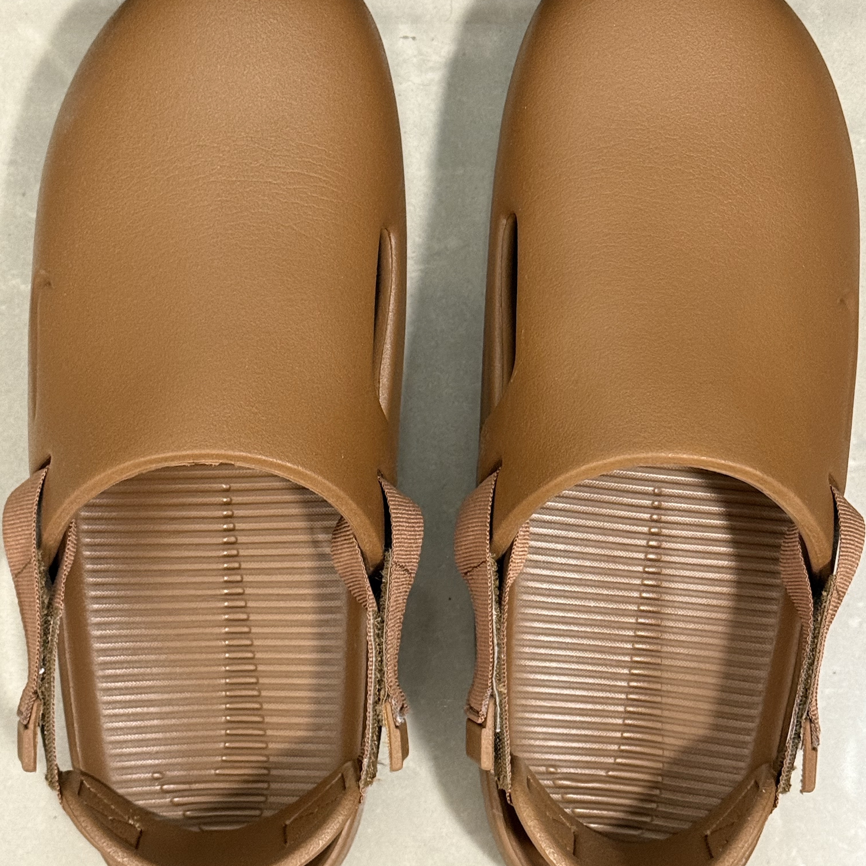 Nike Calm Mule Light British Tan 착용 스타일 - 1