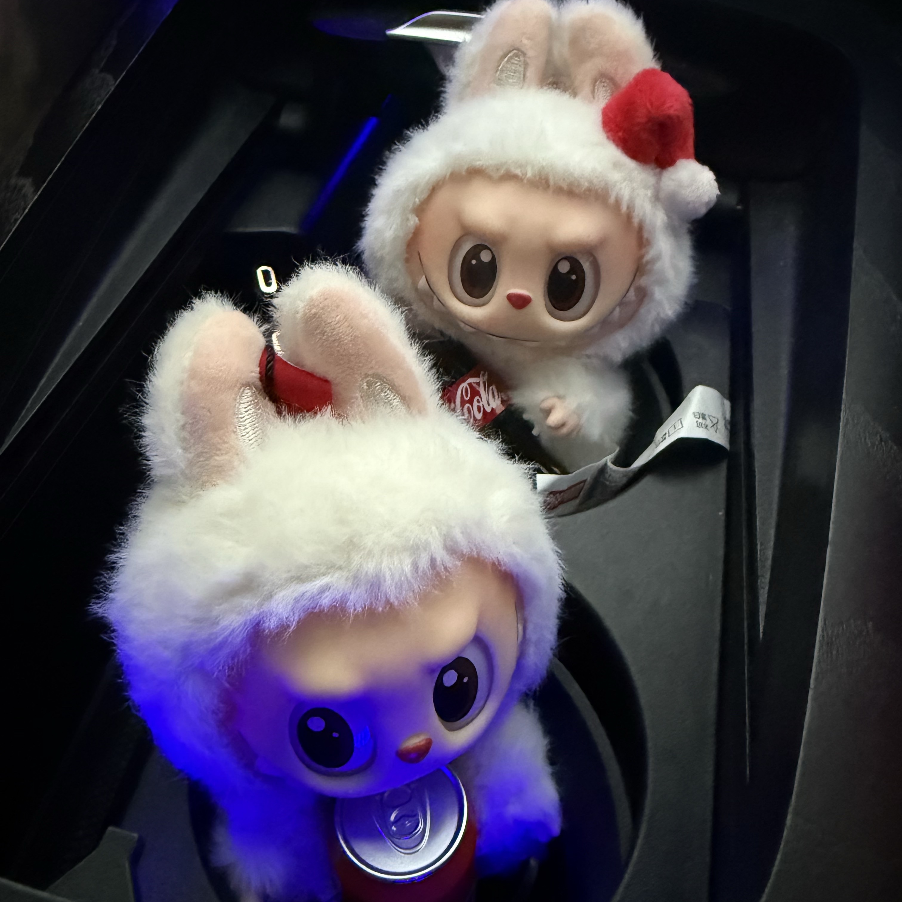 Pop Mart Labubu Coca Cola Series Surprise Shake Keyring (Opened Case), Pop Mart Labubu Coca Cola Series Happy Factor Keyring (Opened Case) 착용 스타일 - 2