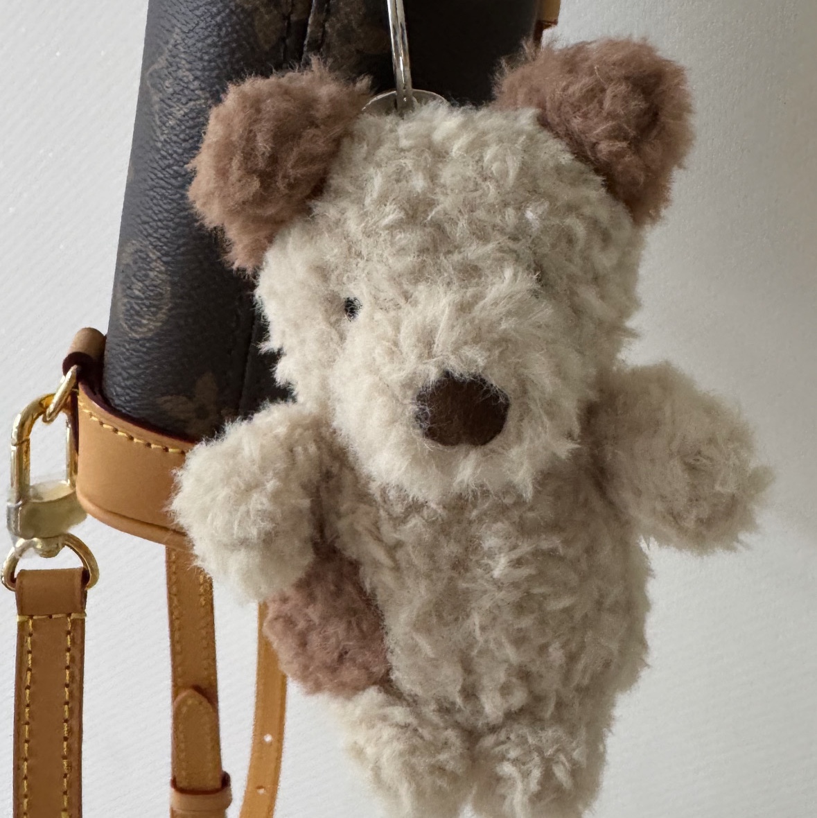 Jellycat Little Pup Bag Charm Nougat Chocolate 착용 스타일 - 2