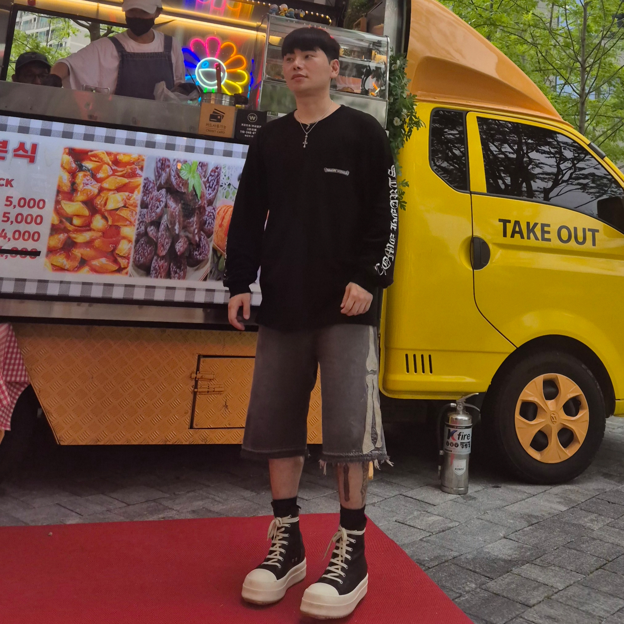 Rick Owens Mega Bumper Sneakers Black Milk, Chrome Hearts Scroll Logo LS T-Shirt Black 착용 스타일 - 2