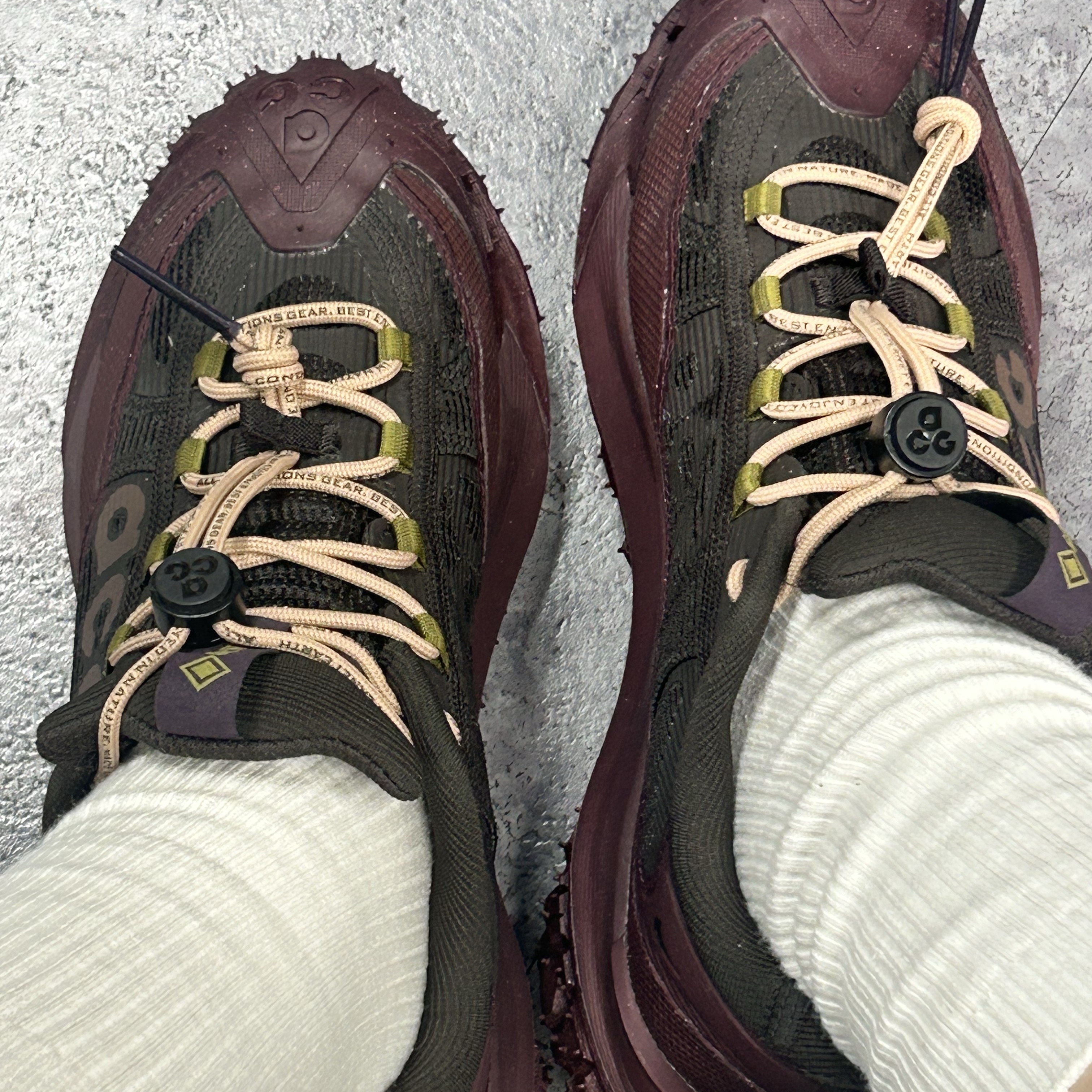 Nike ACG Mountain Fly 2 Low Gore-Tex Burgundy Crush and Velvet Brown 착용 스타일
