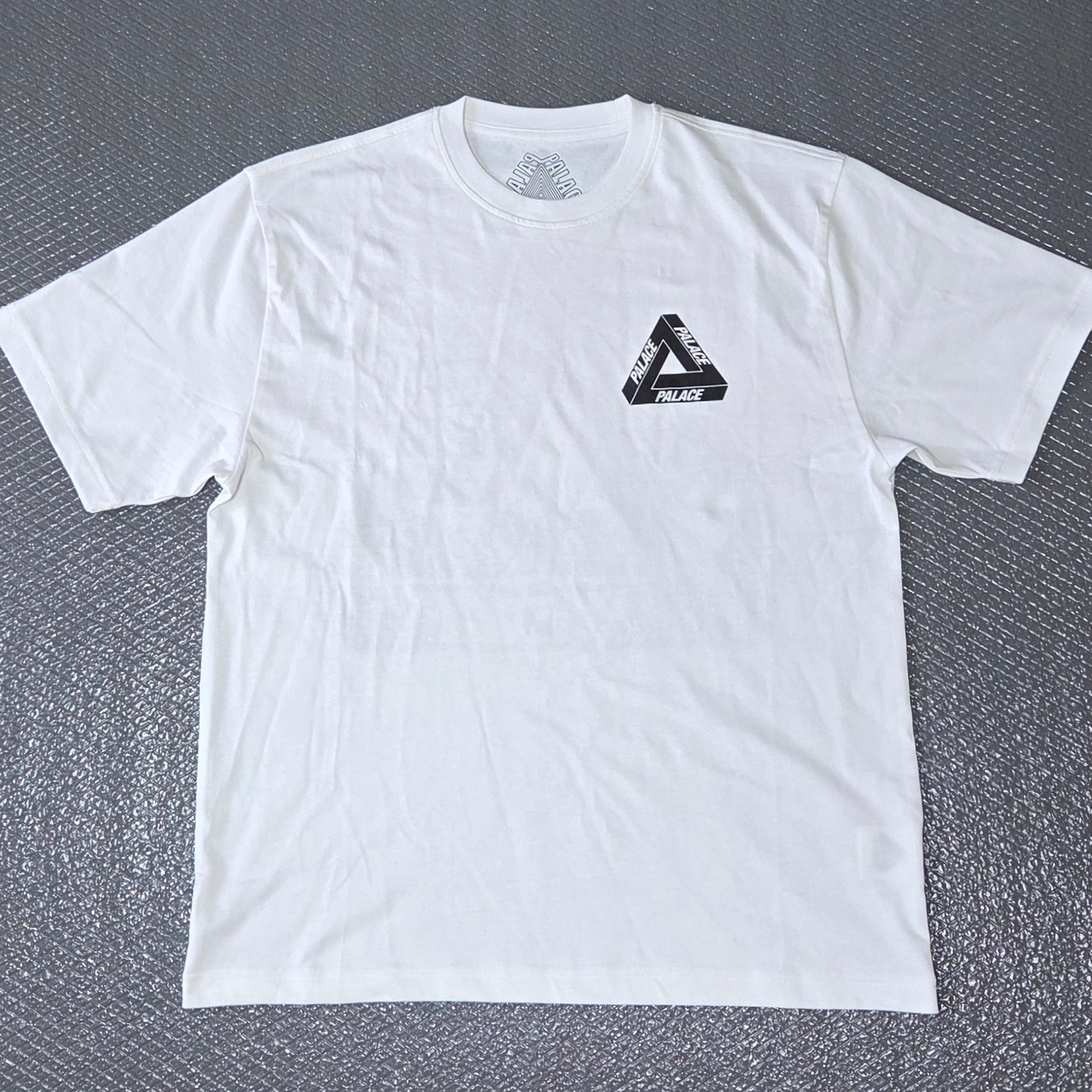Palace Tri-Vex T-Shirt White Blue - 25SS 착용 스타일 - 1