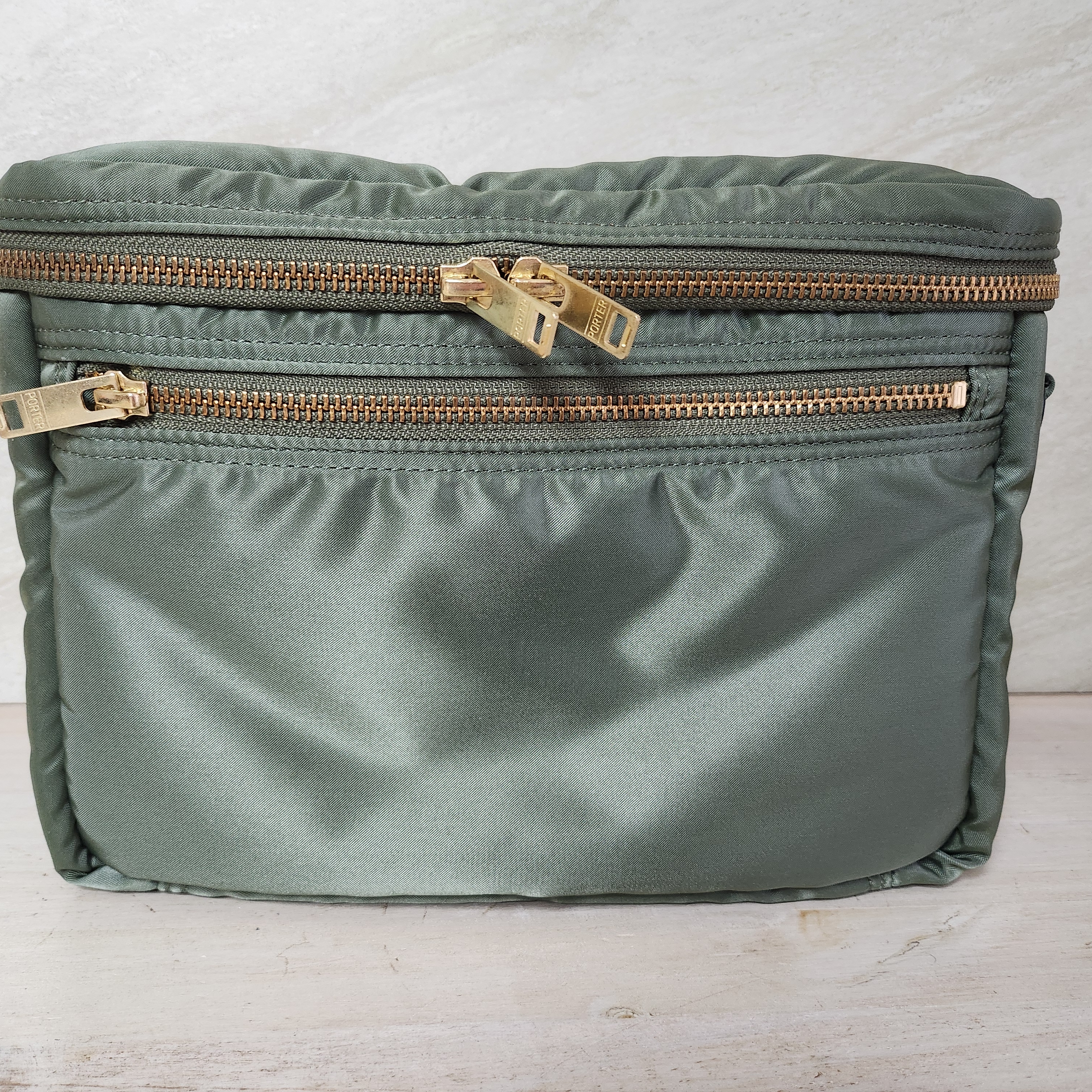Porter Tanker Camera Bag Sage Green 착용 스타일 - 3