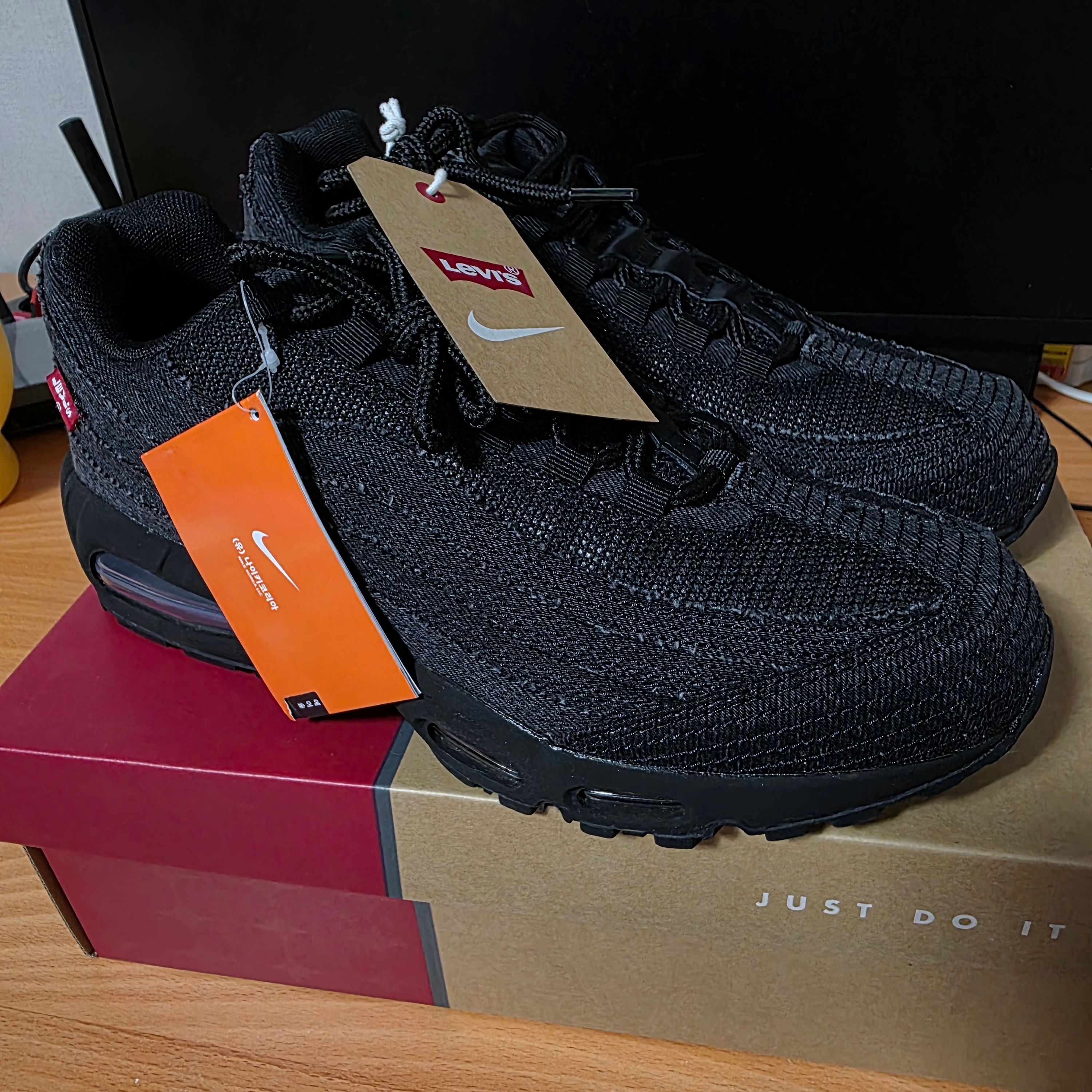 Nike x Levi's Air Max 95 Black 착용 스타일