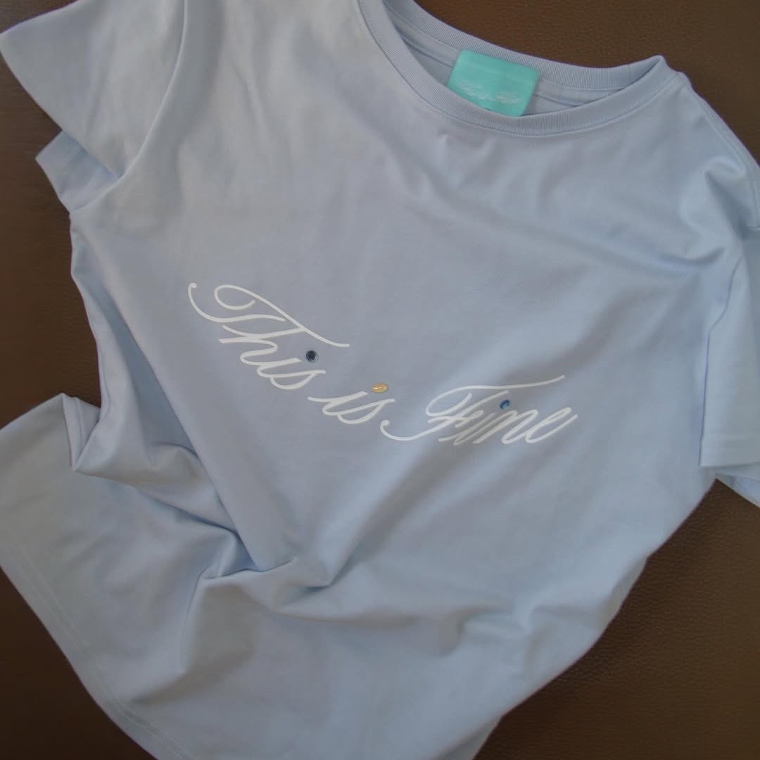 THIS IS FINE Cropped Signature Tee Sky 착용 스타일 - 5