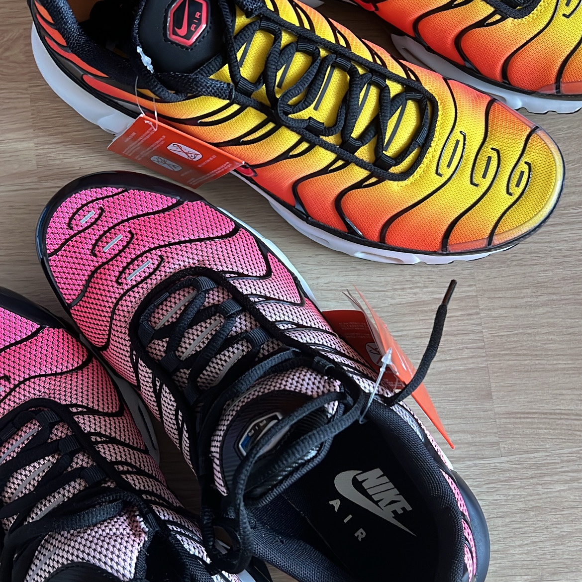 Nike Air Max Plus Bright Ceramic and Tour Yellow, Nike Air Max Plus Sunset Pulse 착용 스타일