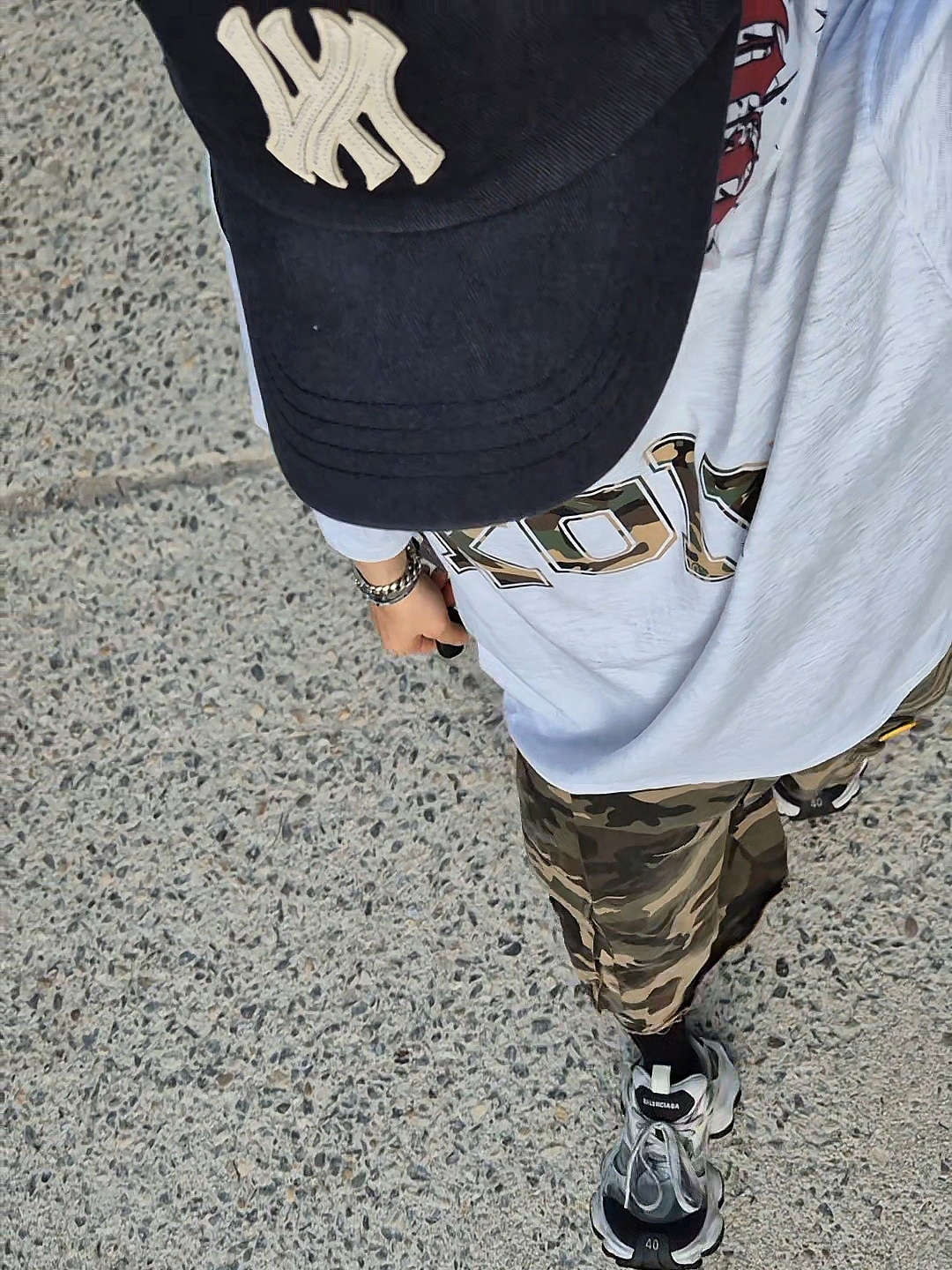Farfromwhat Far Patch Logo Cap Navy, Undermycar Mu.47 Anti Fxxking Logo Play Big Cargo Camo Shorts Camo Mocha 착용 스타일 - 4