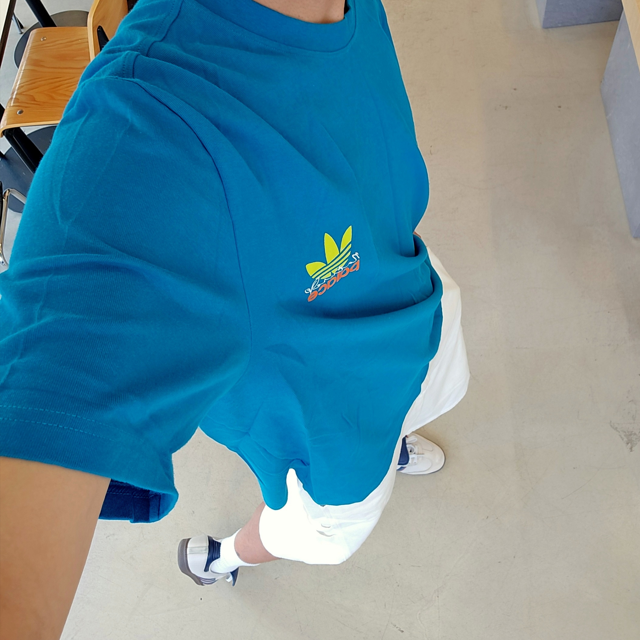 Palace x Adidas Nature T-Shirt Mystery Petrol - 22SS, Adidas Samba LT Crystal White Dark Blue Gum 착용 스타일 - 3
