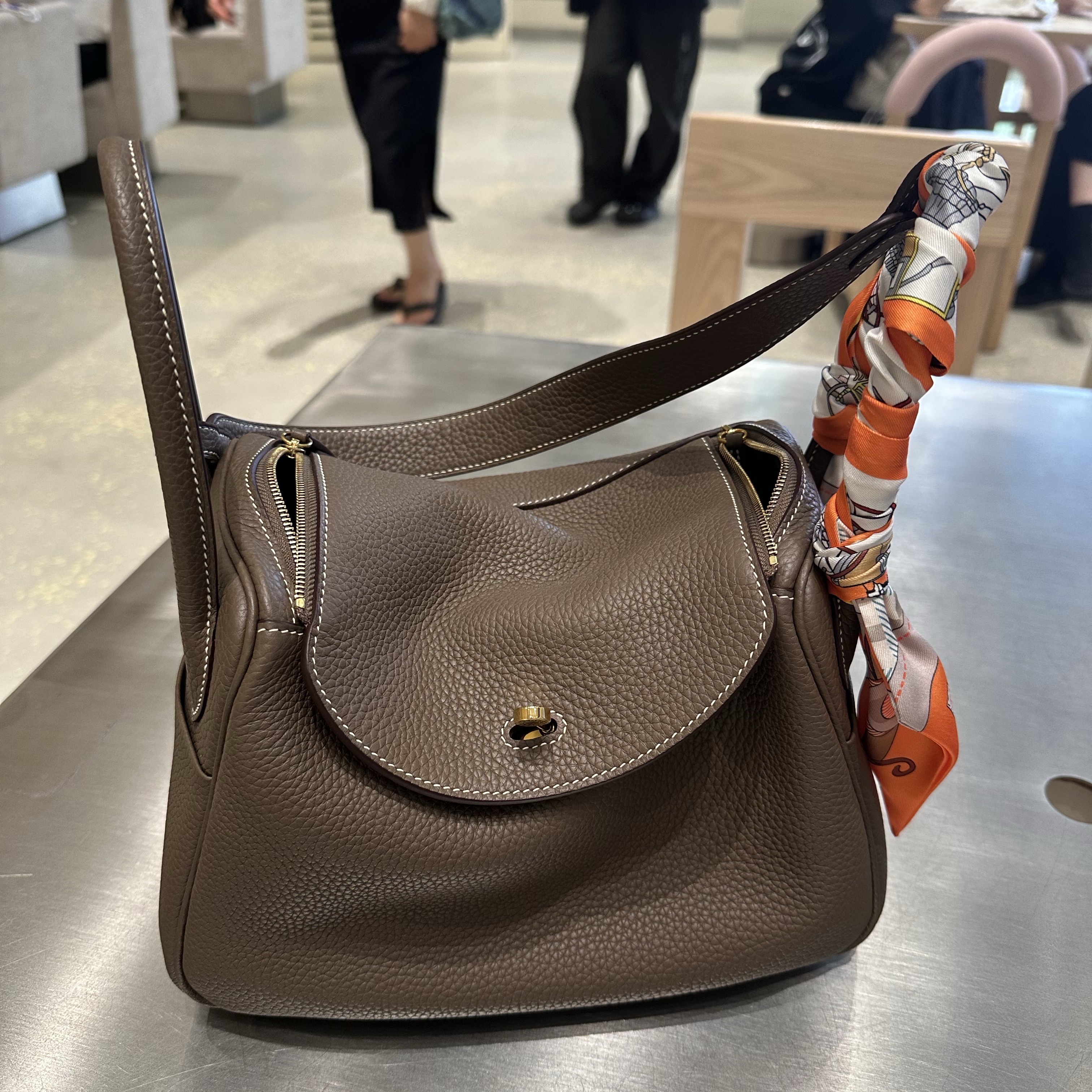 Hermes Lindy 30 Bag Clemence & Gold Etoupe 착용 스타일