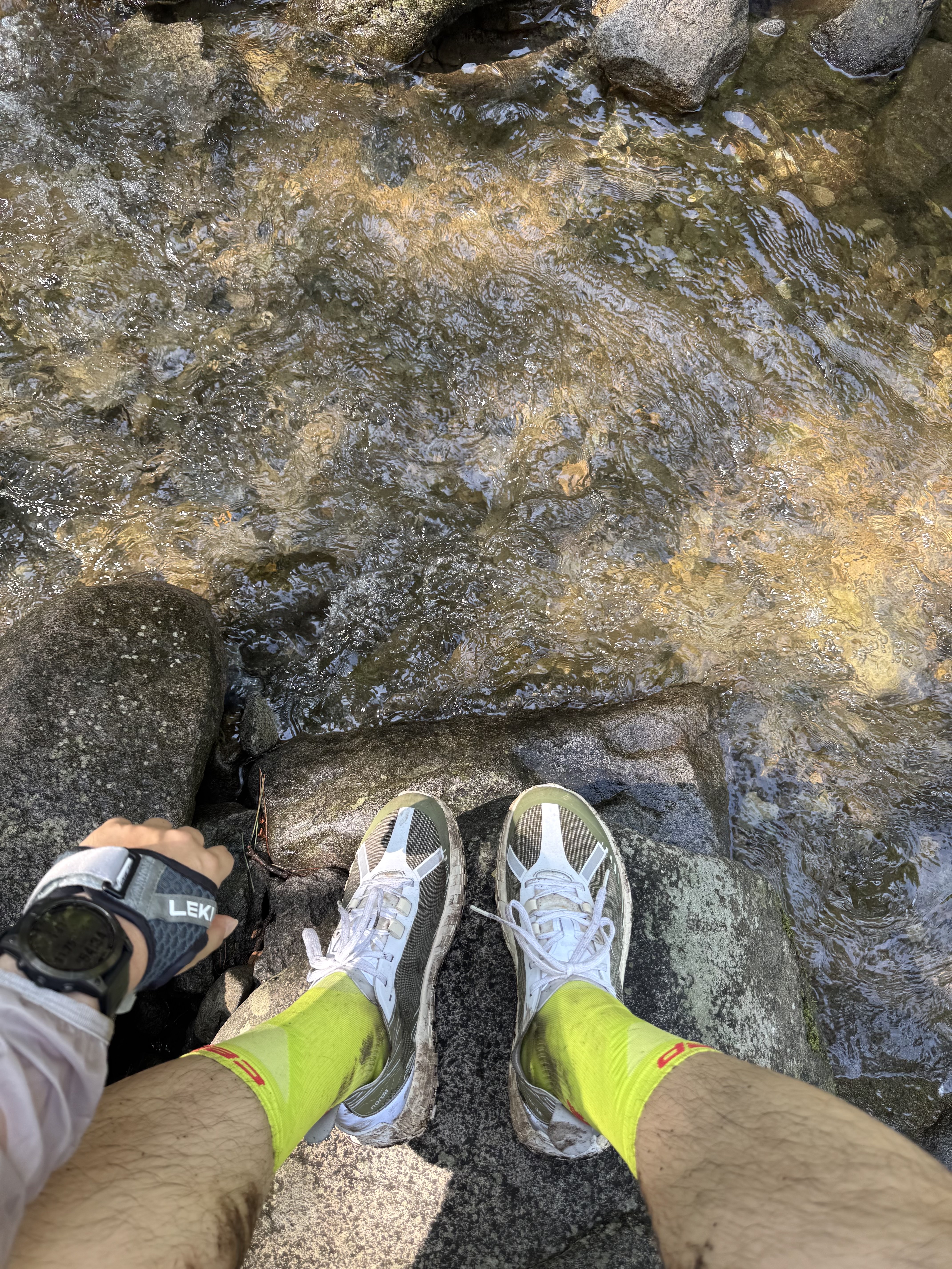 Norda 001 Glitch, CEP Pro Run Ultralight Socks Mid Cut Lime Men 착용 스타일 - 2