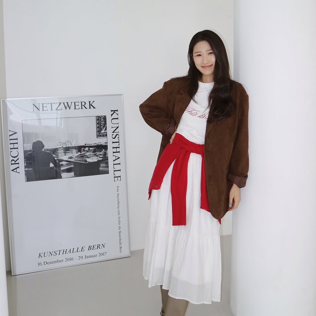 THIS IS FINE Cropped Signature Tee White 착용 스타일 - 1