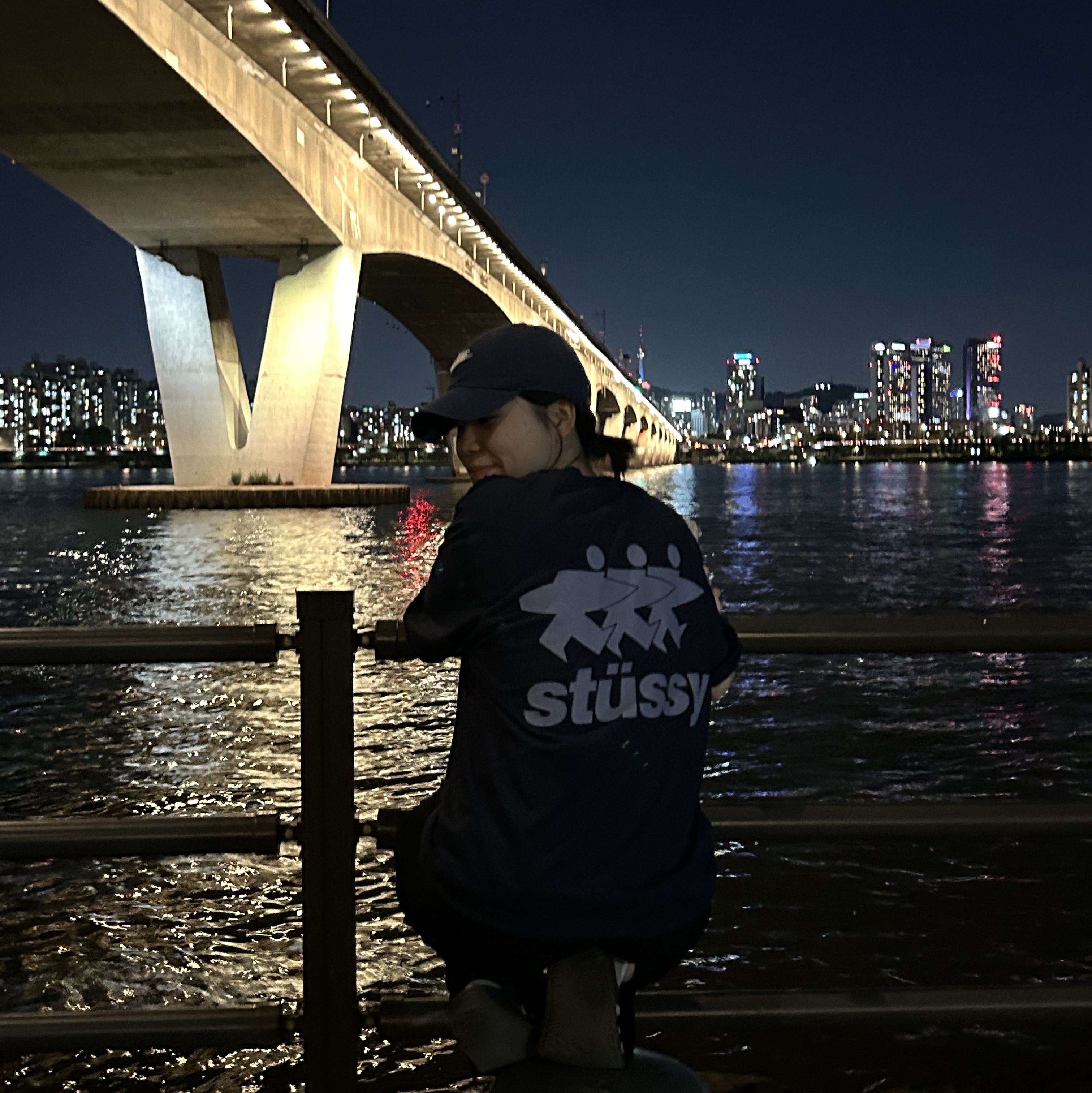 Stussy Surfwalk T-Shirt Navy 착용 스타일 - 3