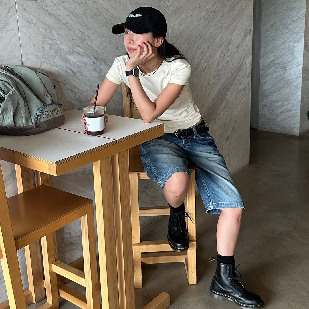 THIS IS FINE Signature Ball Cap Black, THIS IS FINE Cropped Signature Tee Cream 착용 스타일 - 1