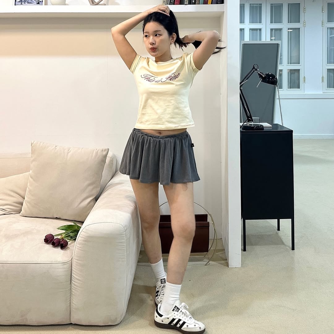 THIS IS FINE Cropped Signature Tee Yellow 착용 스타일 - 1